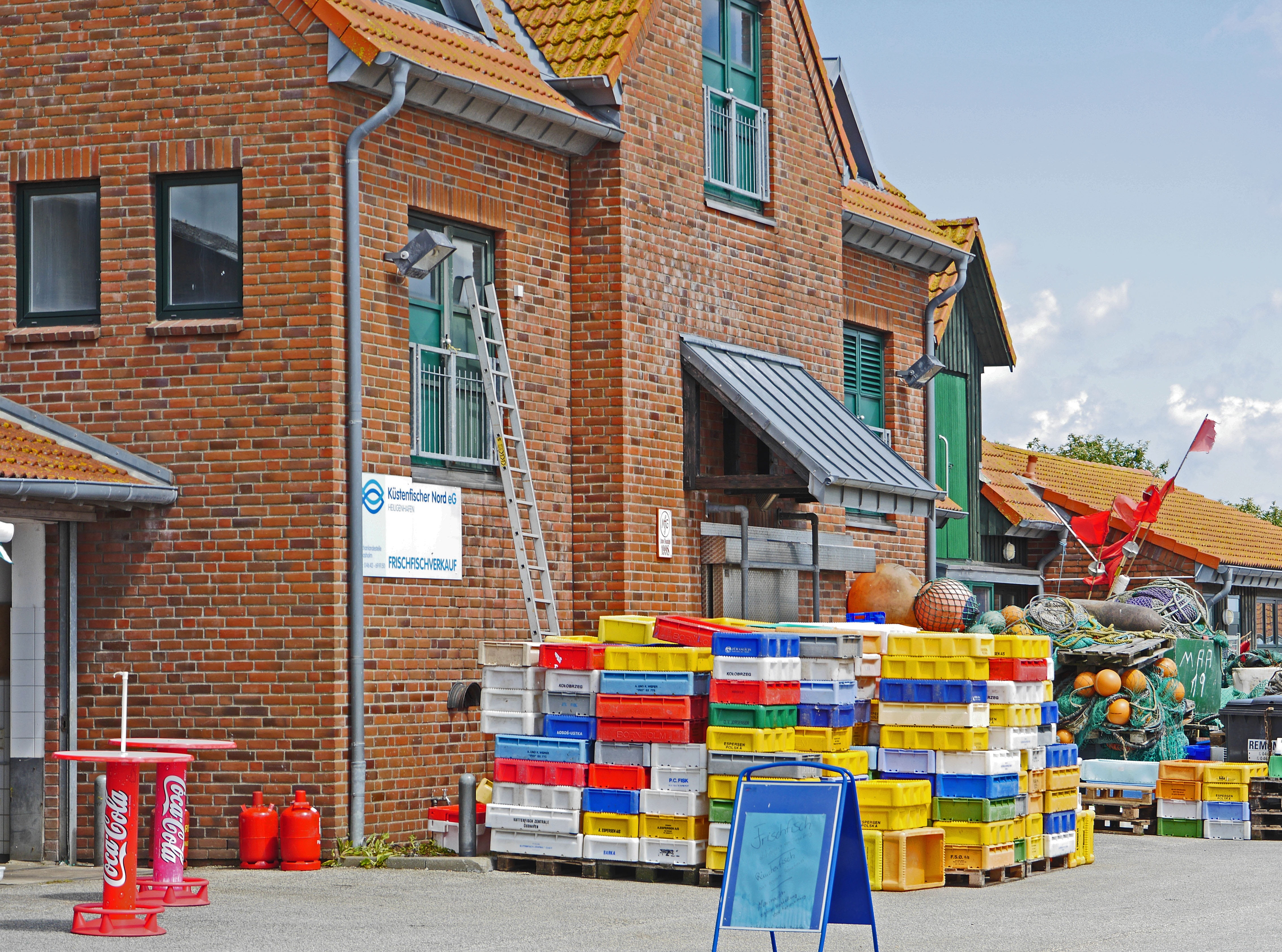 building exterior, barrier, schlei, street, city, architecture, swimmer, snack, wall, multi colored, variation, day, warehouse, built structure, fish baskets, HD Wallpaper