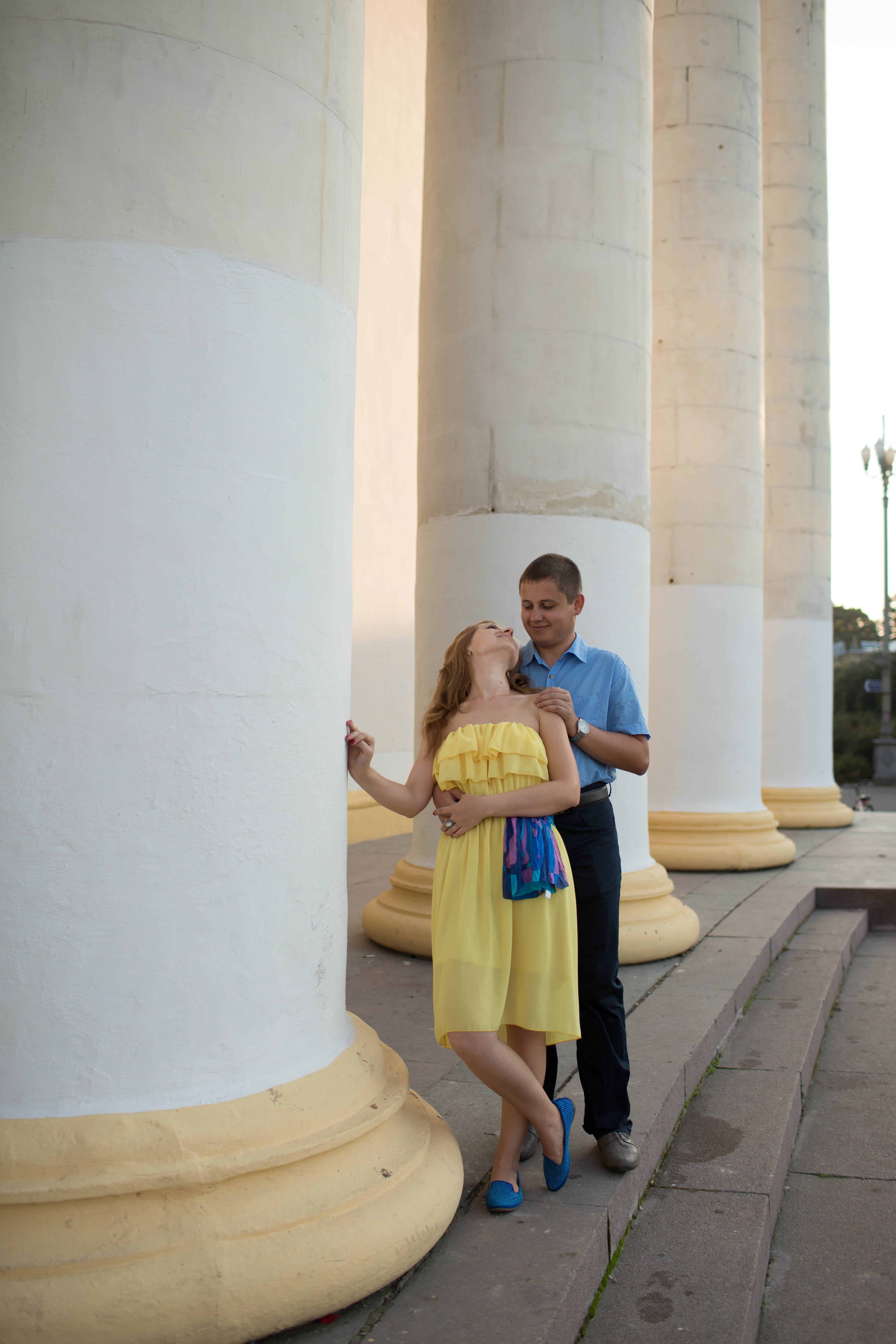 males, leisure activity, 5K, lifestyles, real people, romance, young women, emotion, architecture, outdoors, lavstori, architectural column, women, positive emotion, Phone HD Wallpaper
