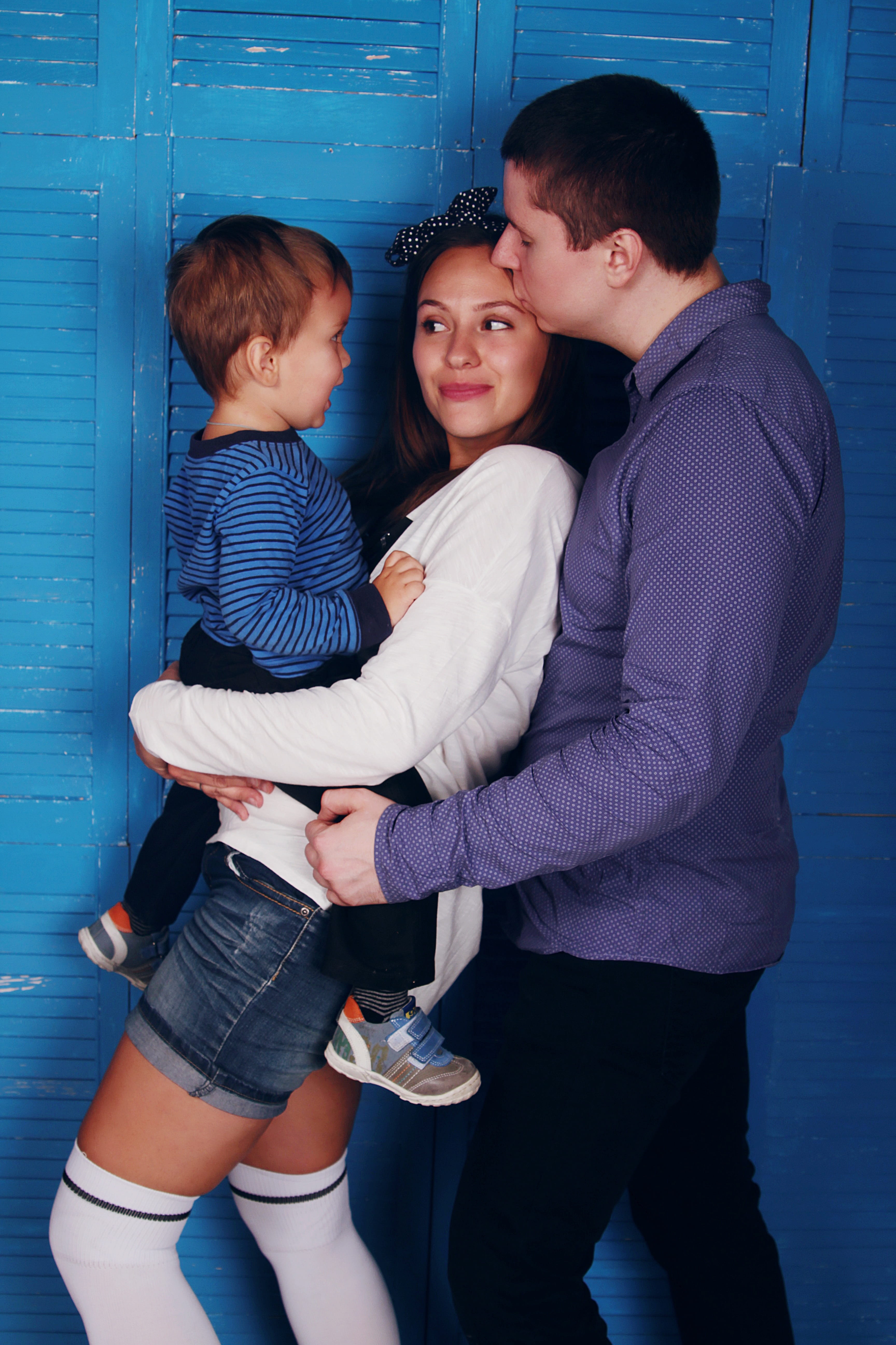 baby, childhood, young, three, romance, mom, men, family, three people, positive emotion, louver, togetherness, casual clothing, kids, child, woman, real people, Phone HD Wallpaper
