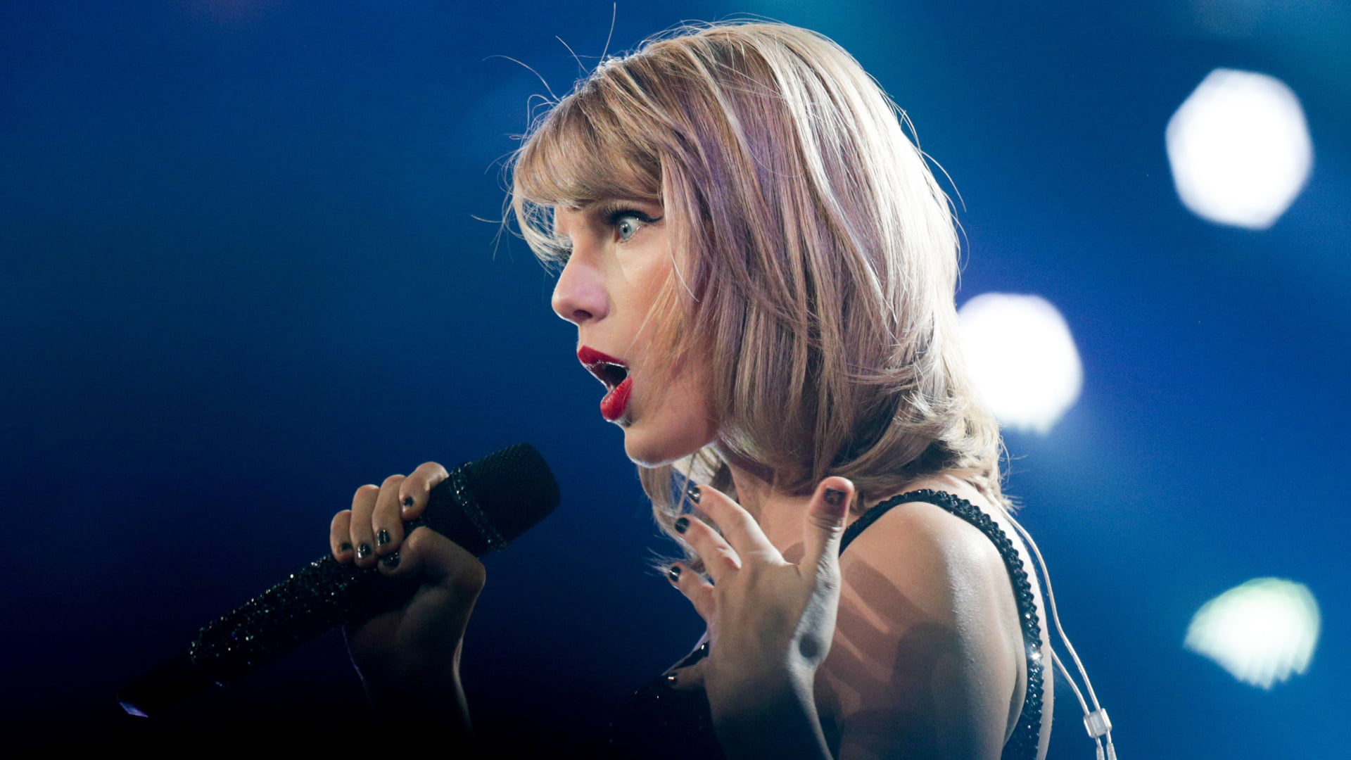 arts culture and entertainment, Taylor Swift, singing, microphone, music, mouth open, input device, blond hair, hair, adult, young adult, performance, portrait, HD Wallpaper