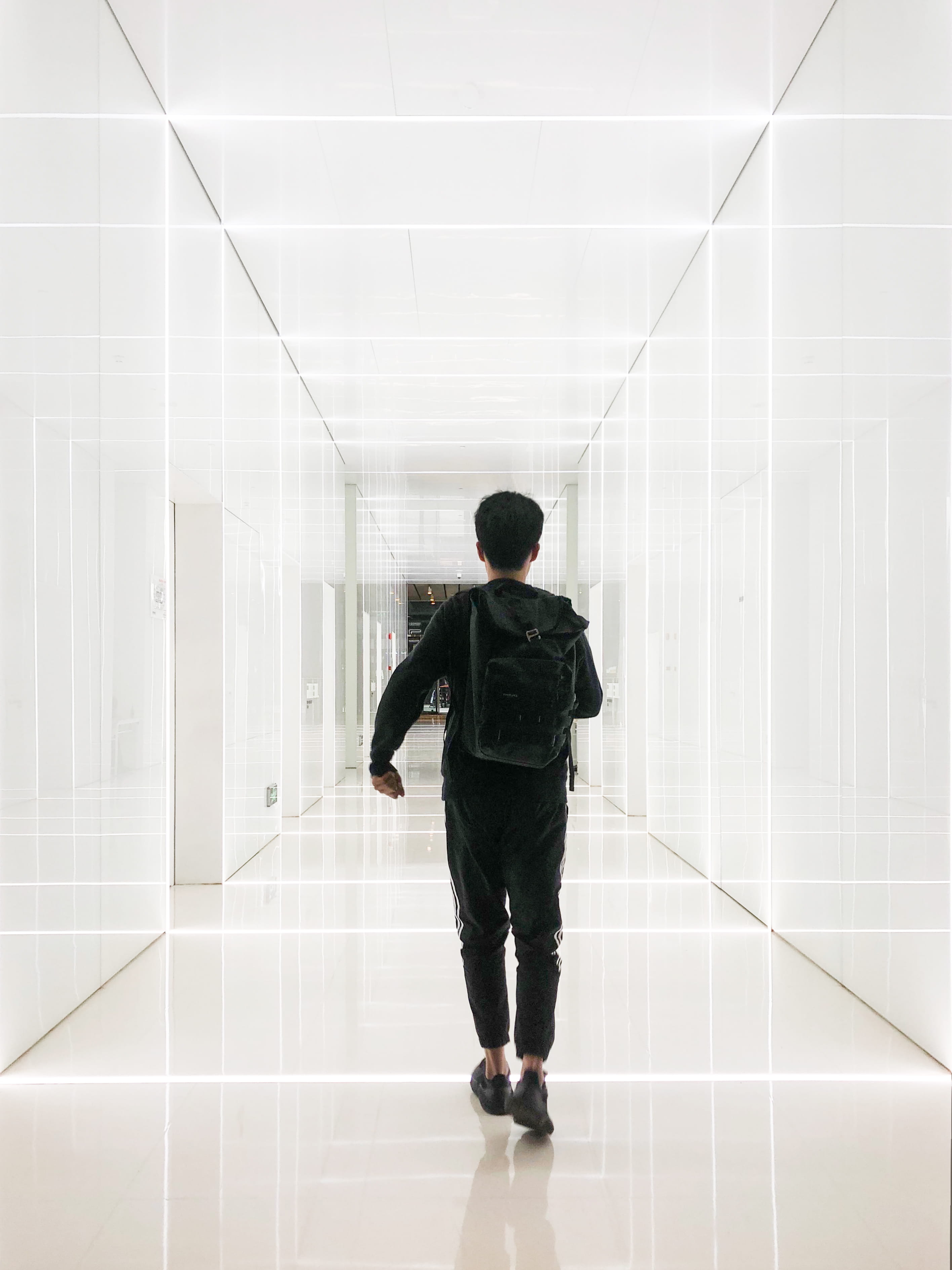 warm clothing, person, elevator, long sleeve, xintiandi, sleeve, indoors, arcade, one person, full length, flooring, 2K, lifestyles, walking, human, standing, Phone HD Wallpaper