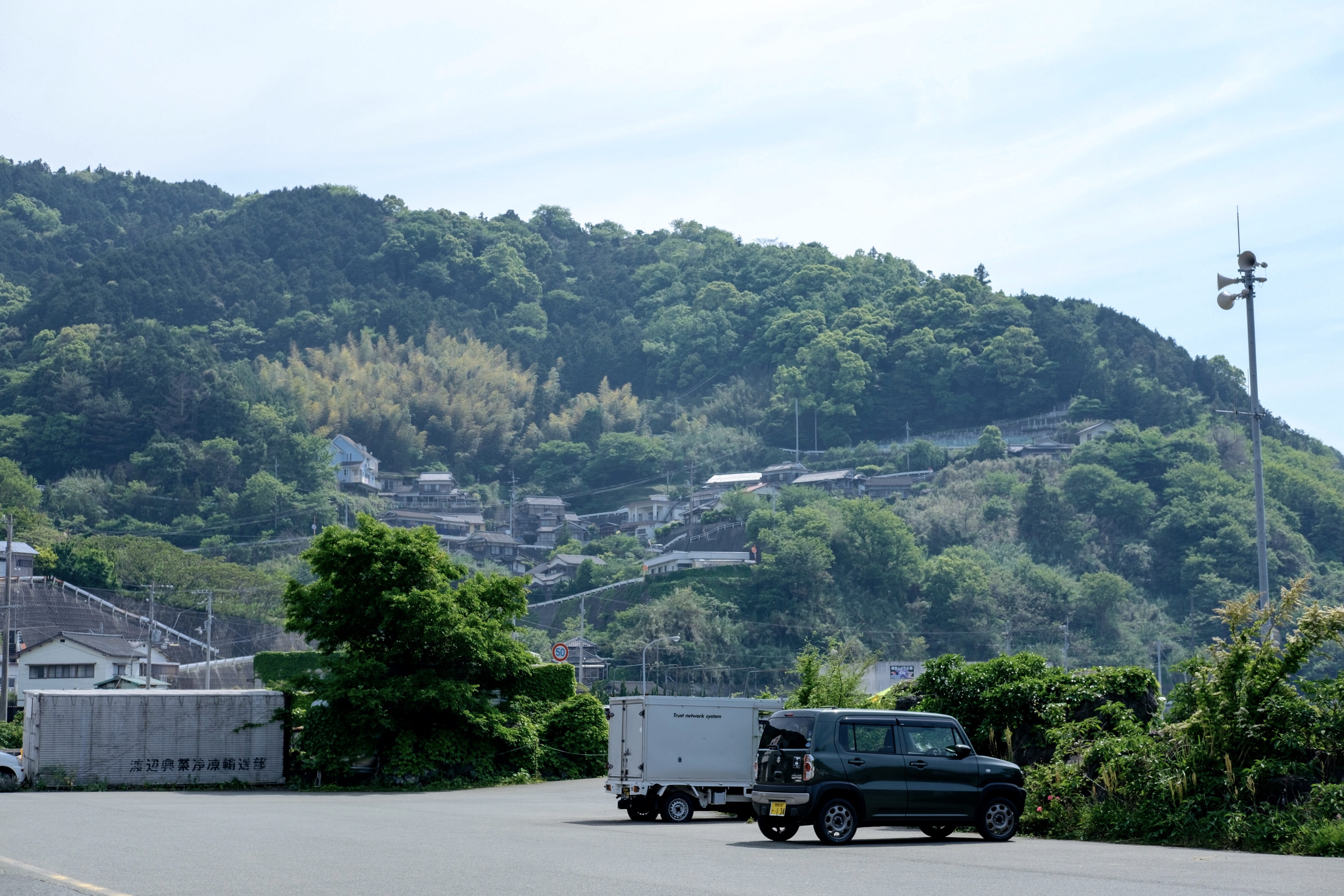 motor vehicle, day, moving van, housing, highway, nature, architecture, mode of transportation, land vehicle, wheel, pickup truck, transportation, 4K, HD Wallpaper