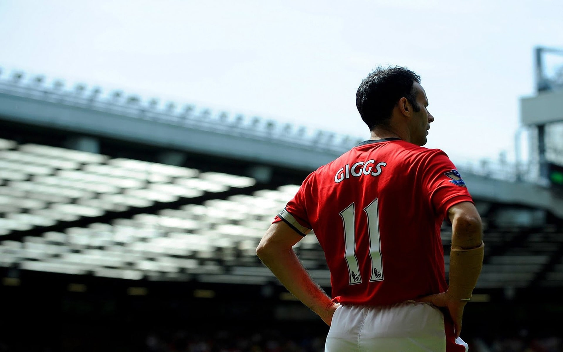 architecture, lifestyles, standing, focus on foreground, young adult, sports, jersey, contemplation, giggs, one person, sport, clothing, three quarter length, HD Wallpaper