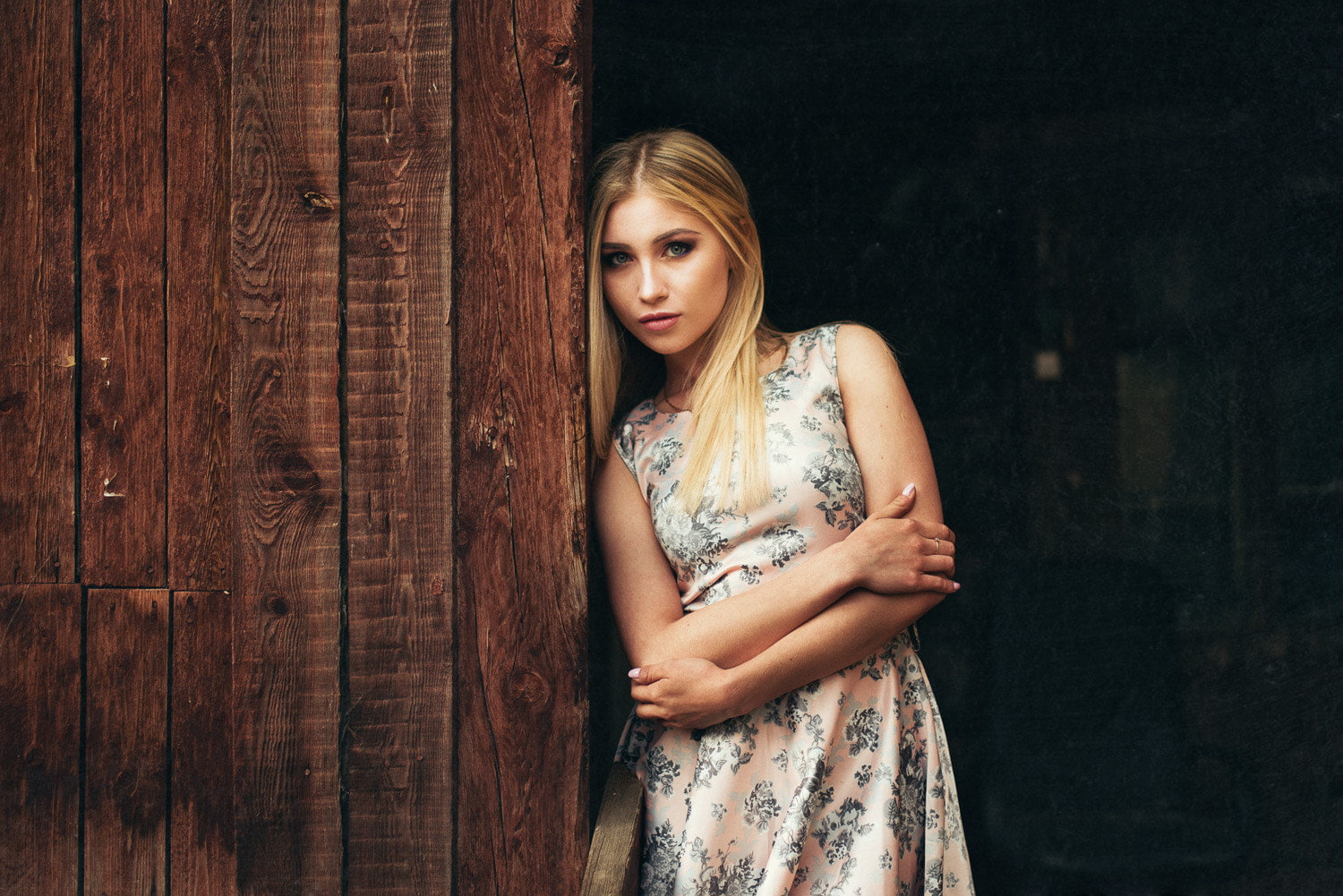 fashion, Gene Oryx, looking at camera, blond hair, arms crossed, young adult, women, one person, long hair, waist up, looking, 720P, clothing, hair, blue eyes, HD Wallpaper