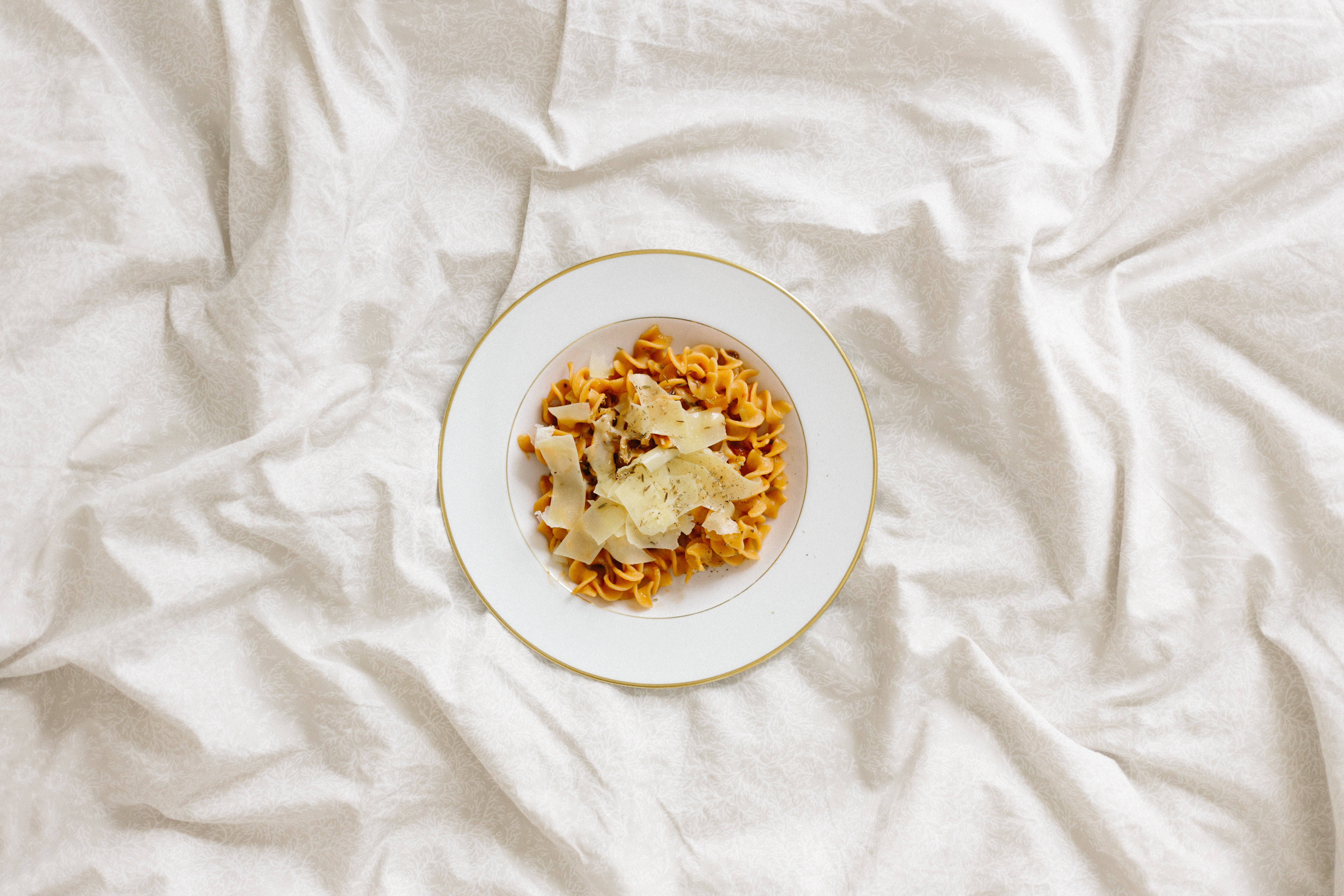 italian food, bed, freshness, no people, healthy eating, meal, 5K, breakfast, food, indoors, directly above, linen, sweet, texture, plate, color, crockery, HD Wallpaper
