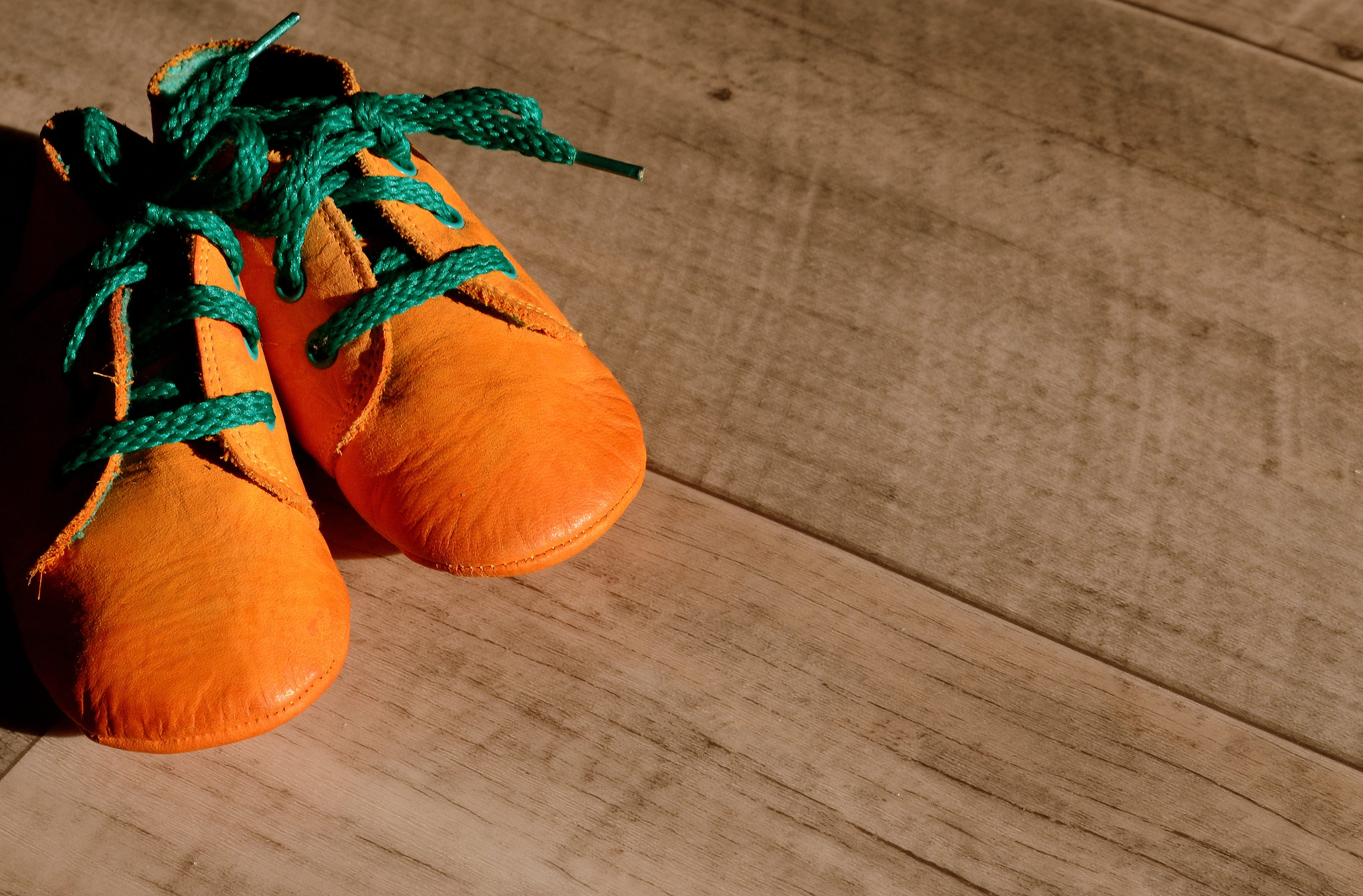 food, wood, birth announcement, reborn, small, citrus fruit, close-up, flooring, food and drink, fruit, leather, childrens shoes, wood - material, greeting card, HD Wallpaper