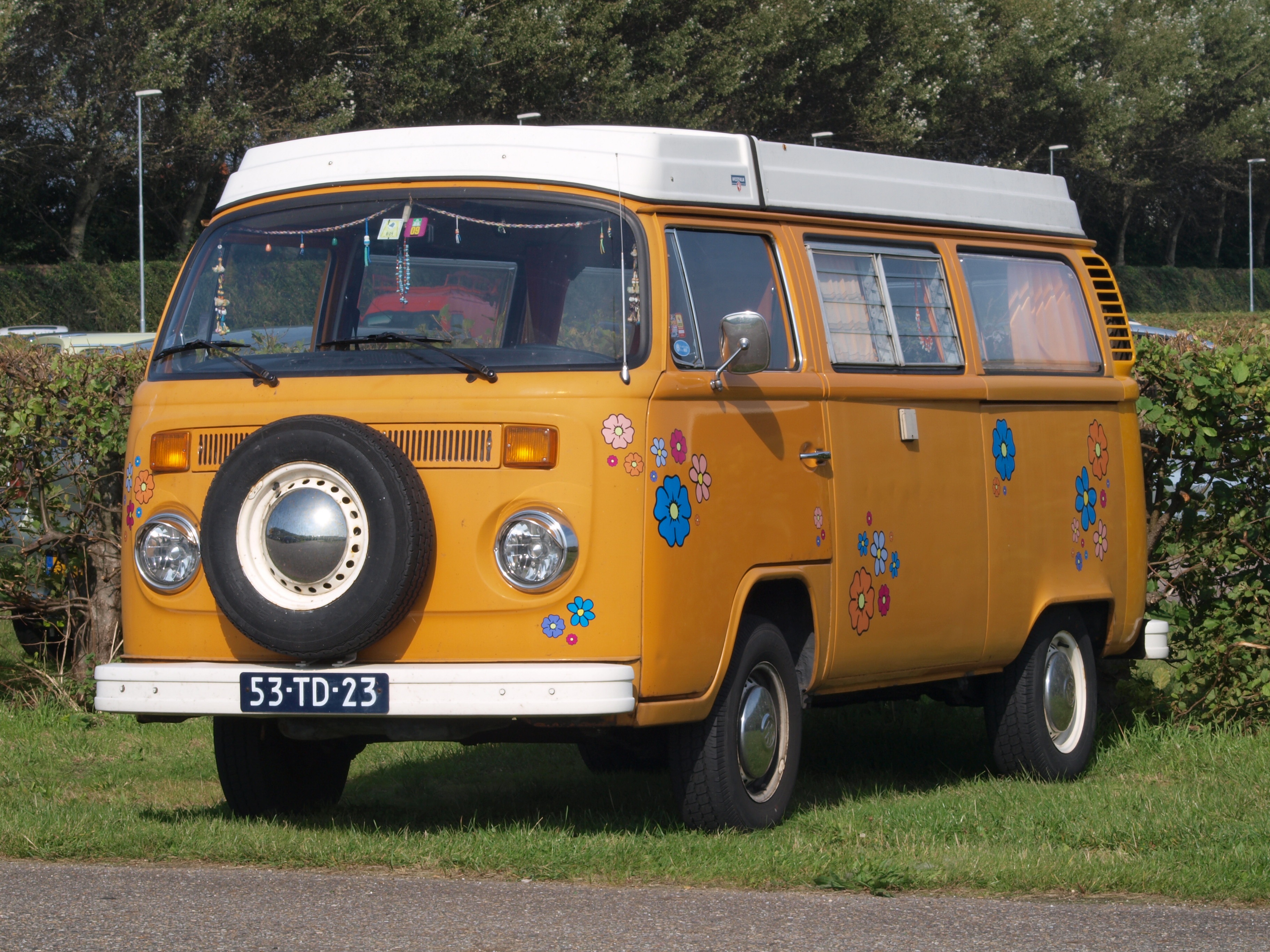 oldtimer, transport, mobile, dom, day, outdoors, yellow, van - vehicle, camping-bus, mode of transportation, 2K, city, motor vehicle, old, tree, blue, HD Wallpaper