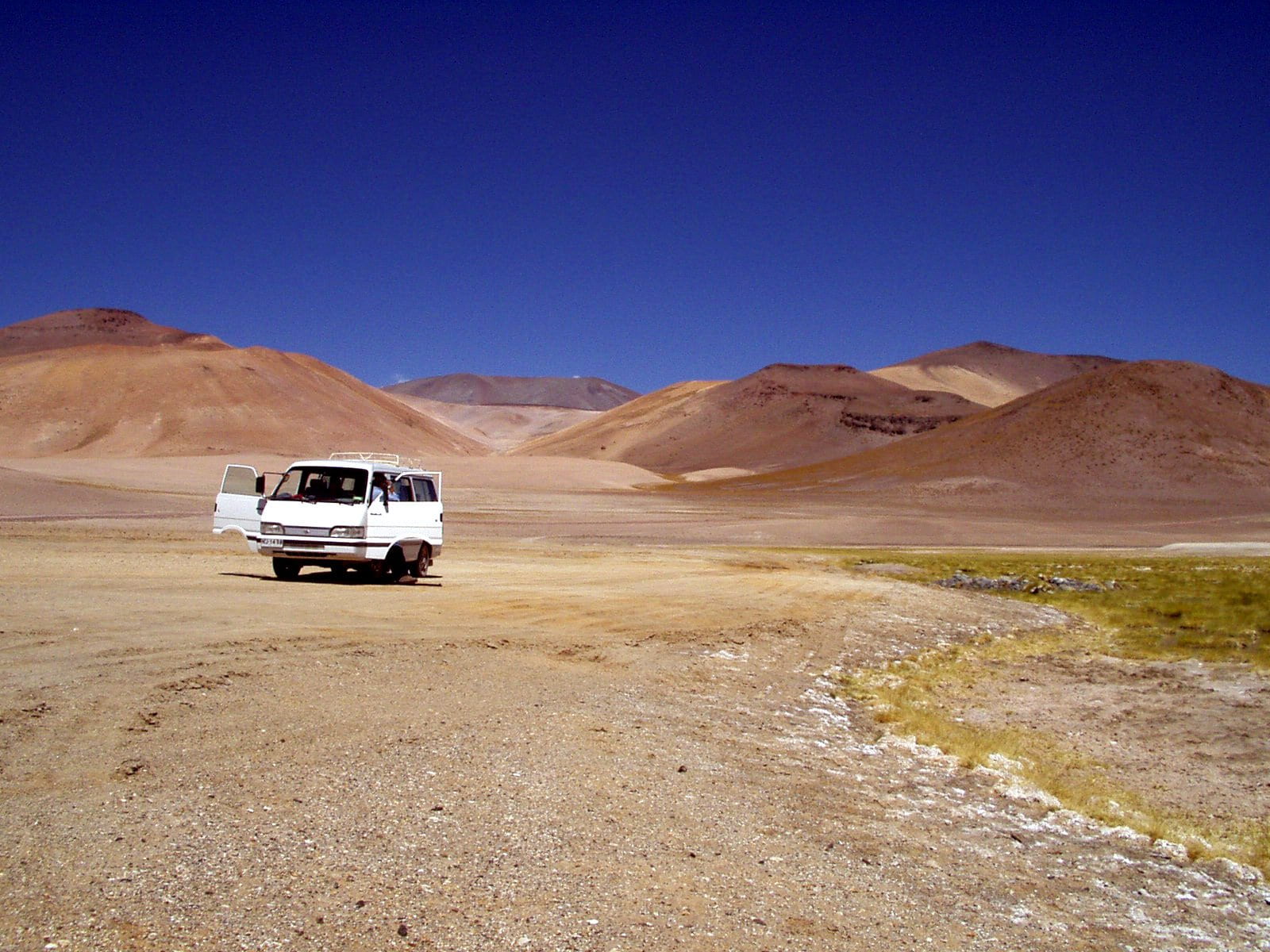 road, nature, outdoors, landscape, vw bus, arid climate, motor vehicle, climate, travel, sports utility vehicle, volkswagen, semi-arid, loneliness, chile, HD Wallpaper