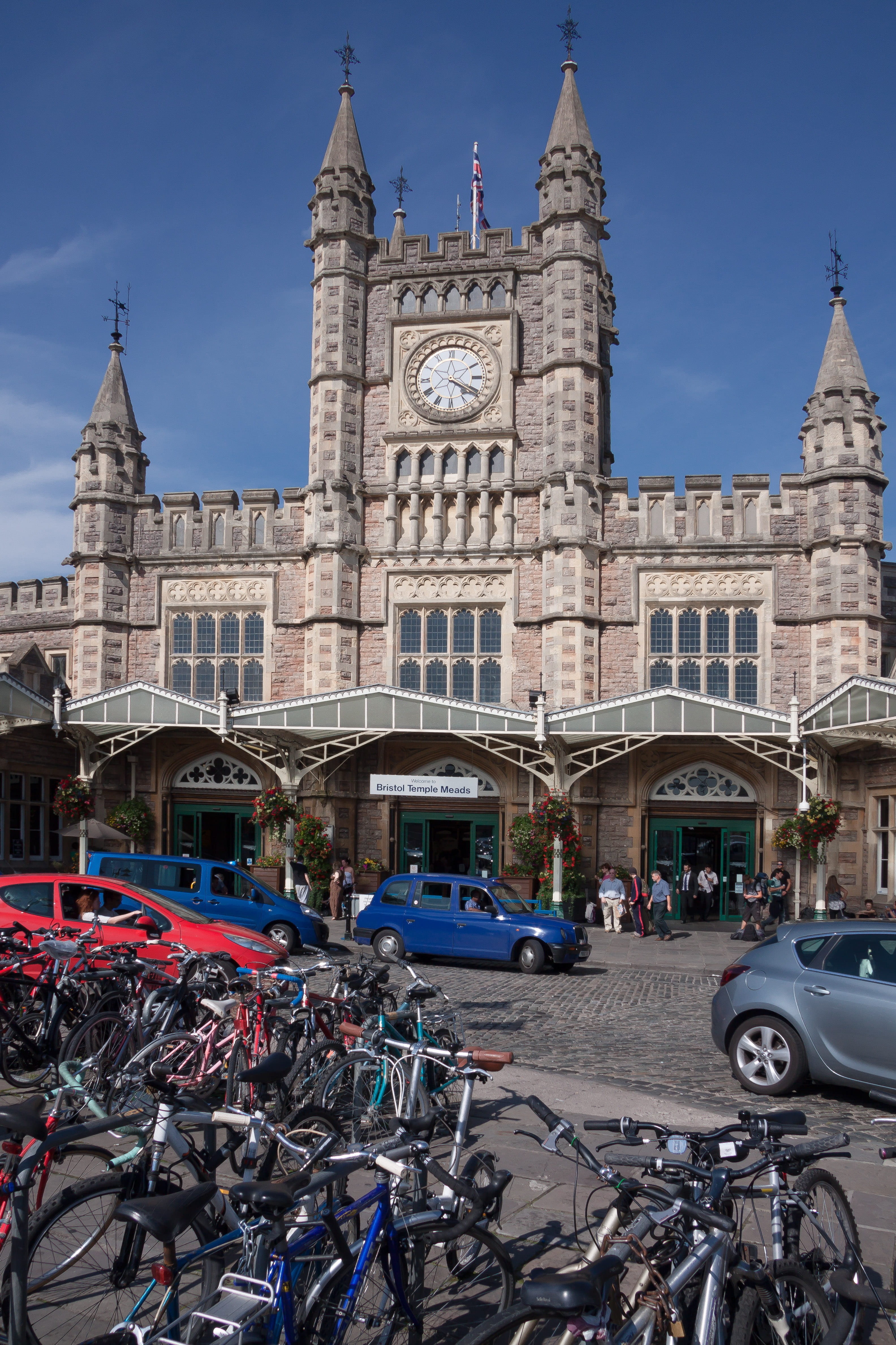 nature, Railway Station, land vehicle, car, pedestrian, motor vehicle, travellers, sky, forecourt, architecture, incidental people, built structure, Bicycles, Phone HD Wallpaper