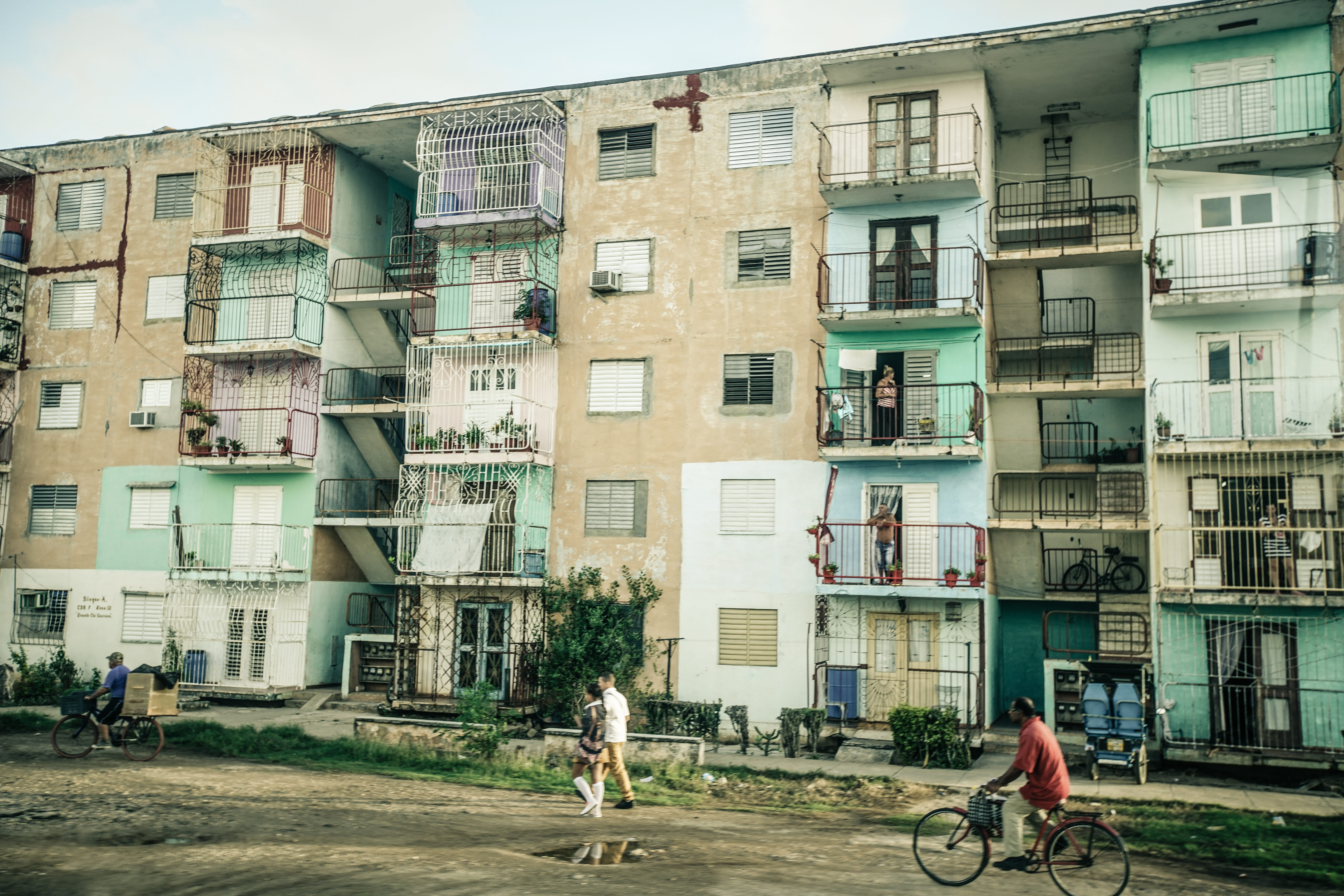 architecture, streetlife, residential district, transportation, day, bicycle, riding, life, nature, city, bike, building exterior, built structure, people, HD Wallpaper