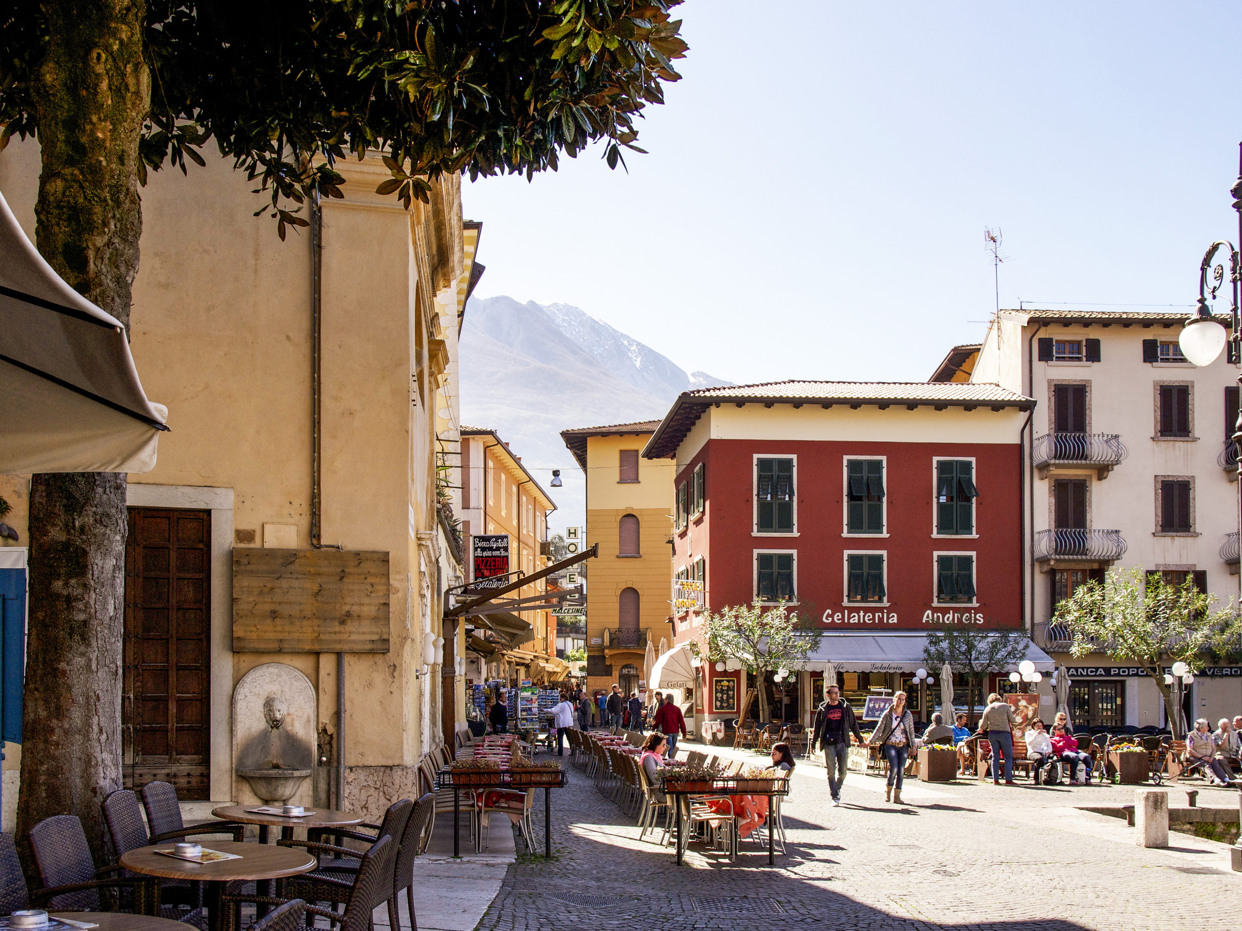 vacation, travel, commerce, café, people, building, building exterior, serving, architecture, streetlife, incidental people, nature, road, town, table, HD Wallpaper