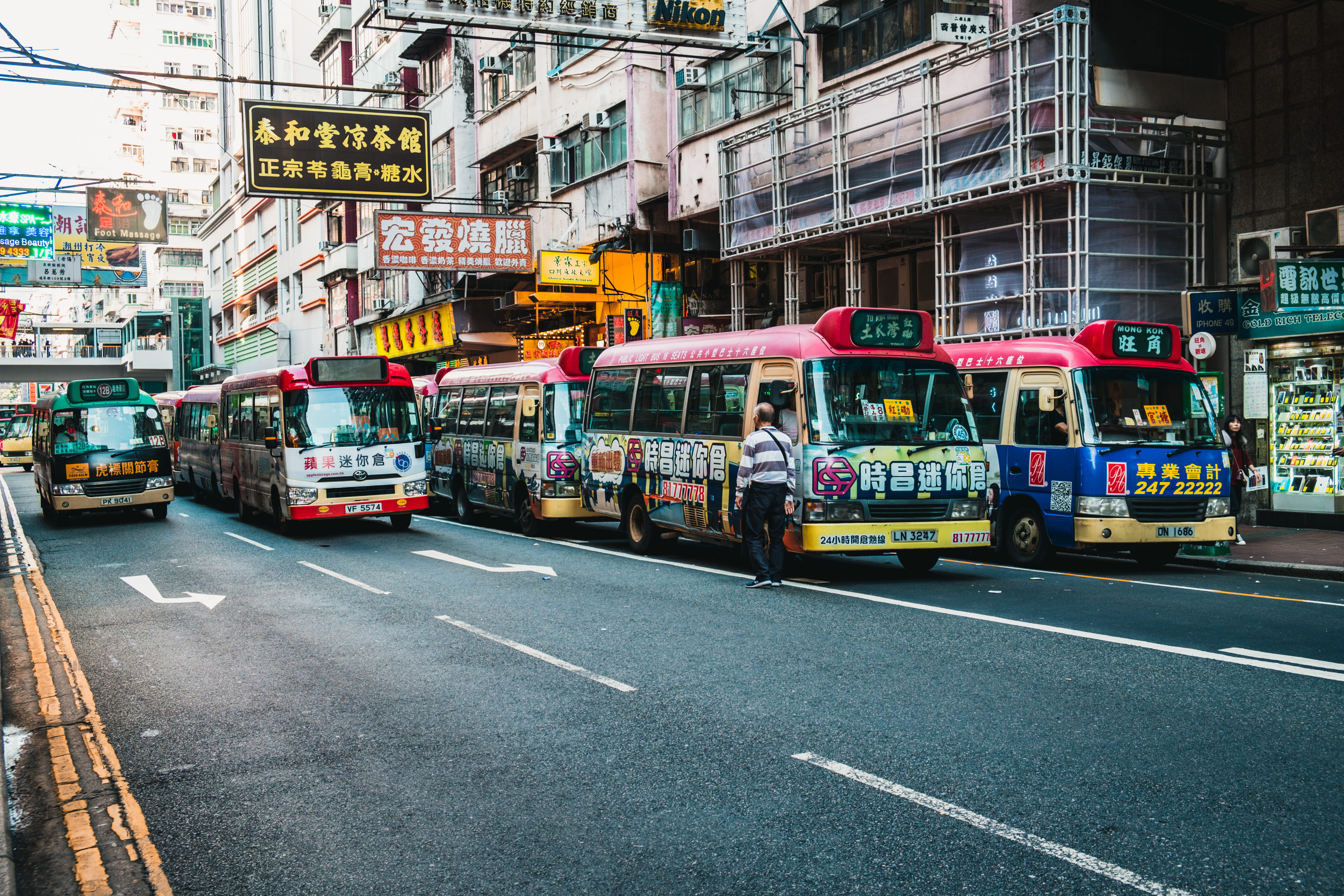 incidental people, asphalt, tour bus, architecture, road, tarmac, building exterior, person, mode of transportation, bus, transportation, car, pedestrian, HD Wallpaper
