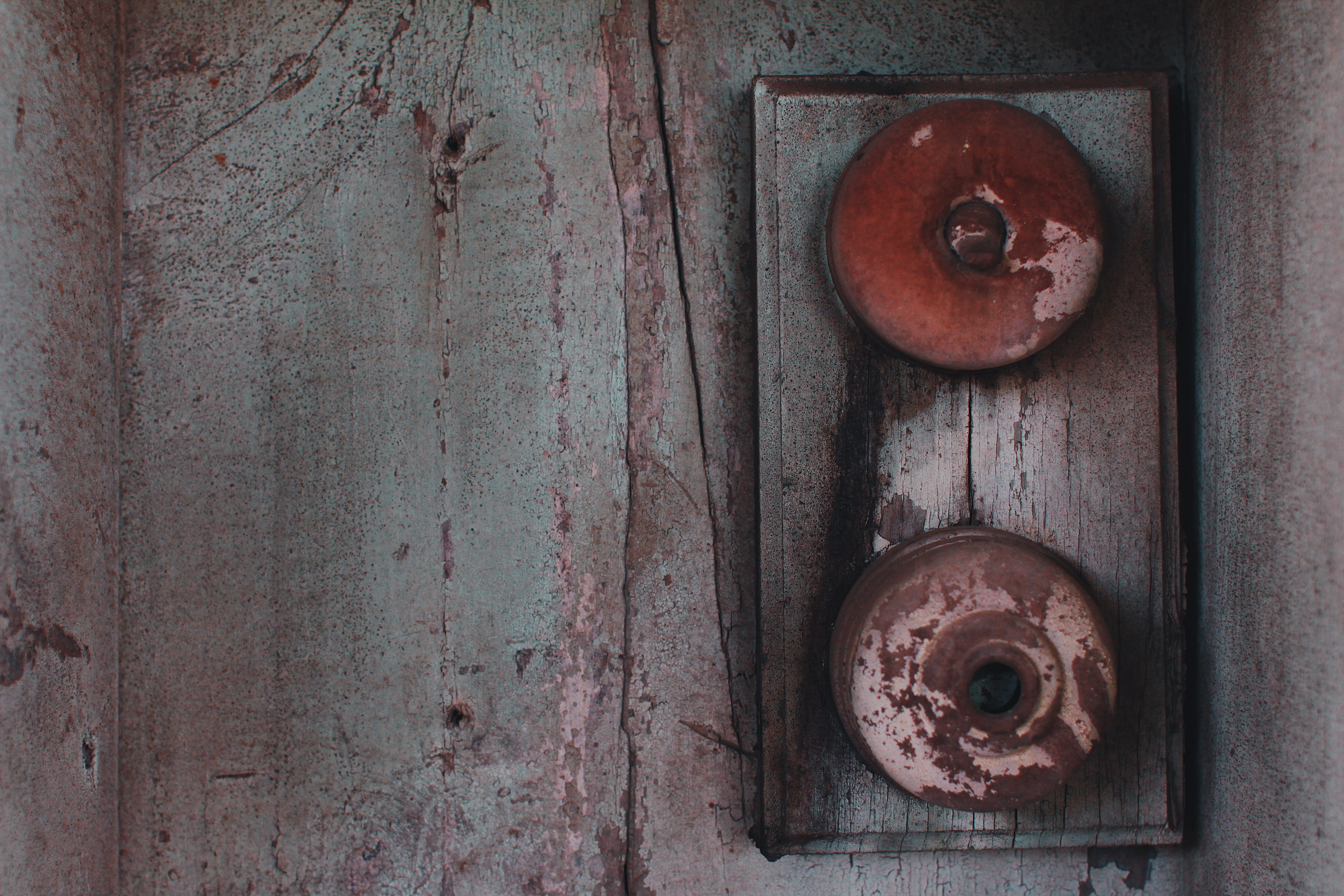 5K, weathered, deterioration, light switch, vintage, geometric shape, decay, wood - material, backgrounds, textured, safety, rusty, no people, full frame, HD Wallpaper
