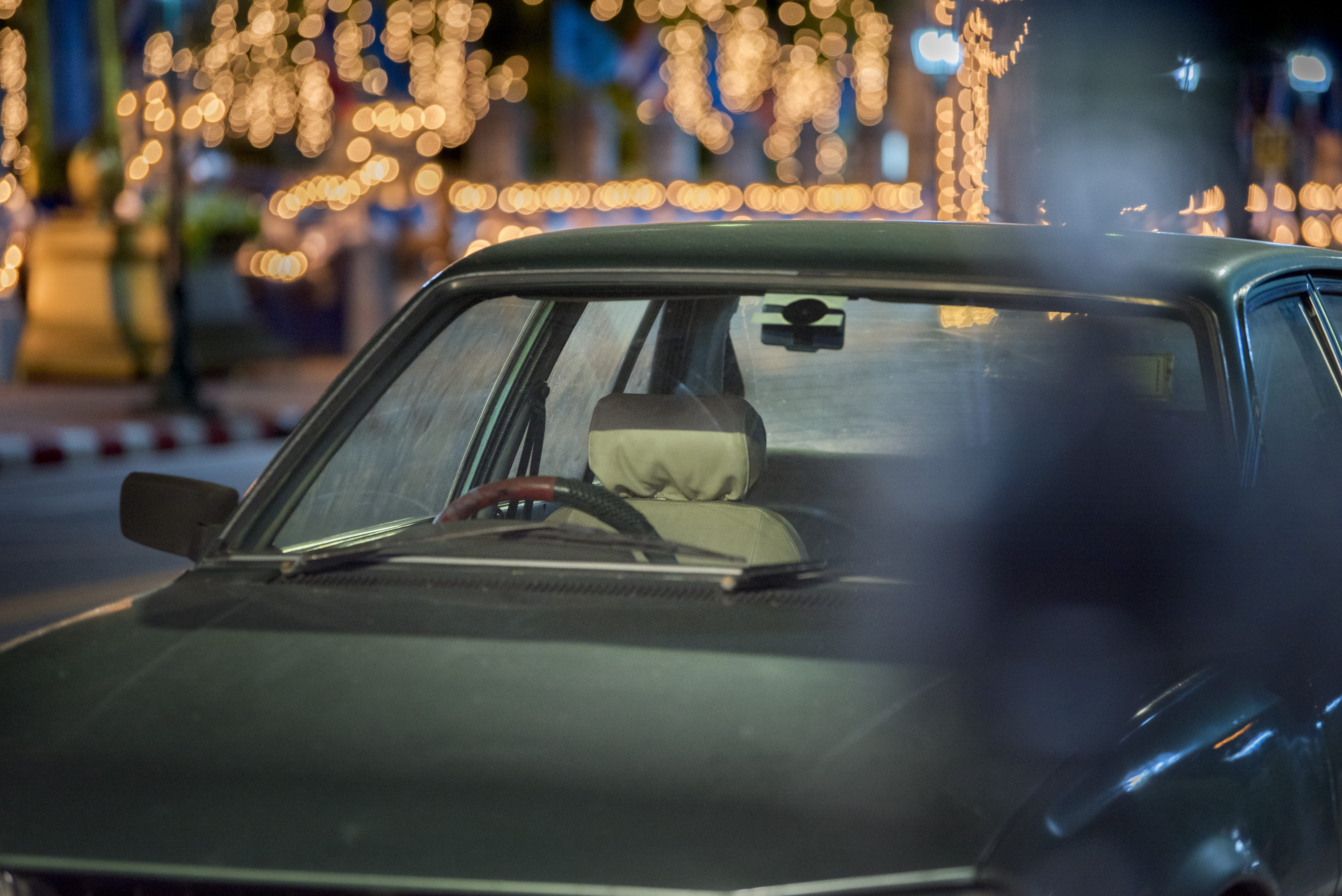 no people, car drive seat, windshield, focus on foreground, motion, architecture, close-up, bokeh, vehicle, park, glass - material, city life, stop, street, HD Wallpaper