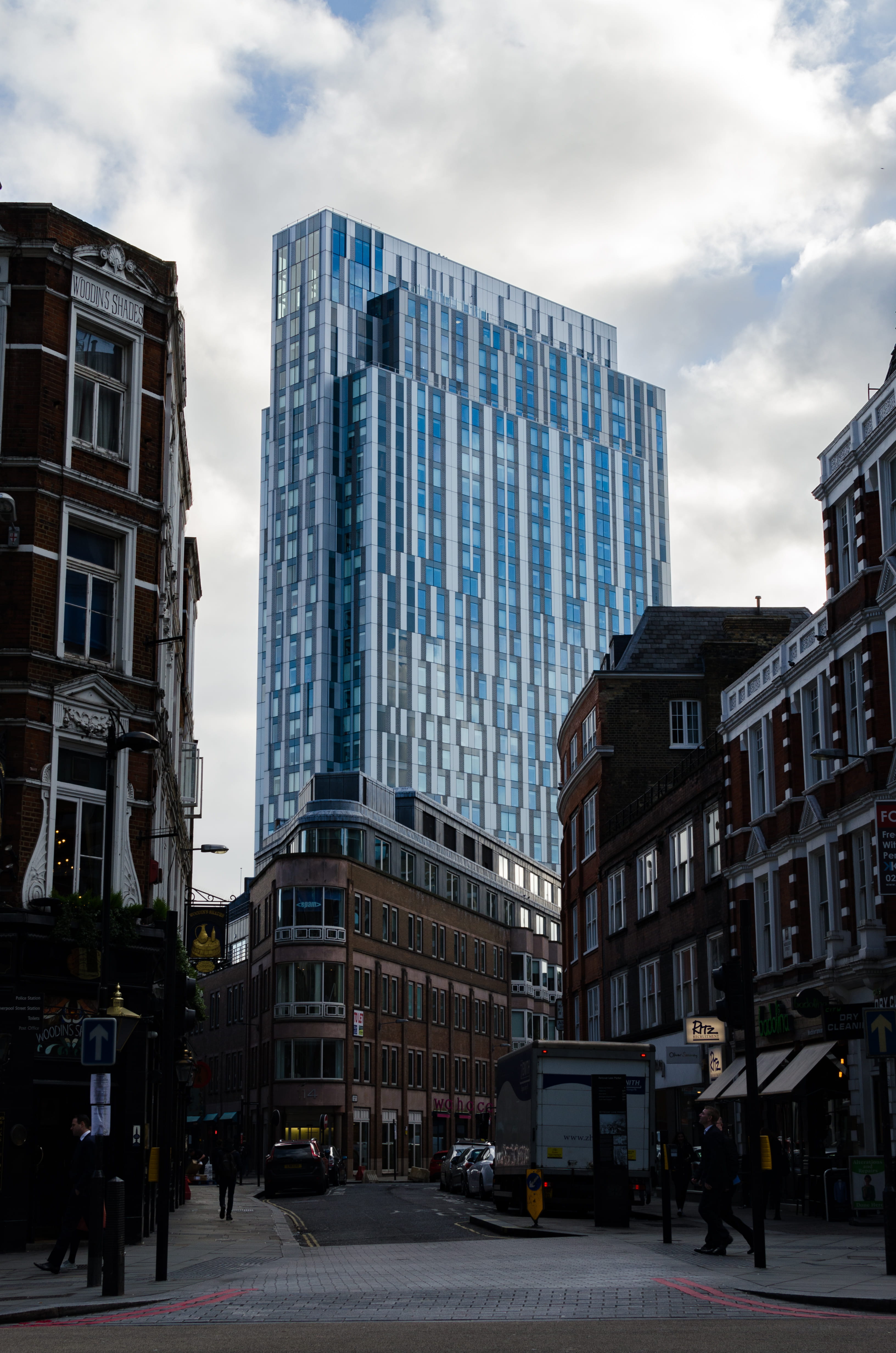 outdoors, building, london, finance, road, incidental people, building exterior, modernism, cloud - sky, modern, 4K, car, blue, skyscraper, architecture, Phone HD Wallpaper