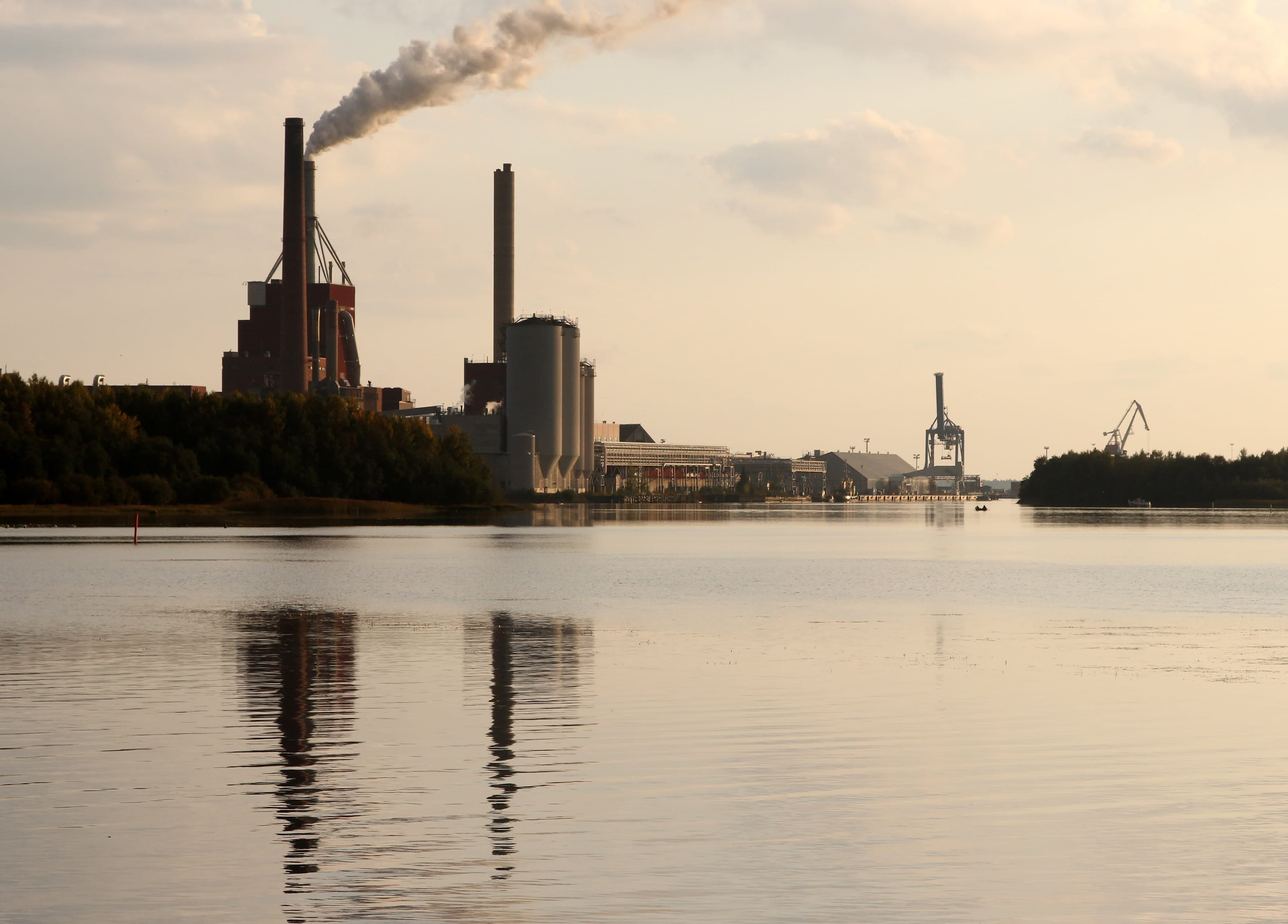 waterfront, built structure, beside, Oulu, chemical plant, white, business, Industrial, emitting, nature, fuel and power generation, Industry, trees, cooling tower, HD Wallpaper