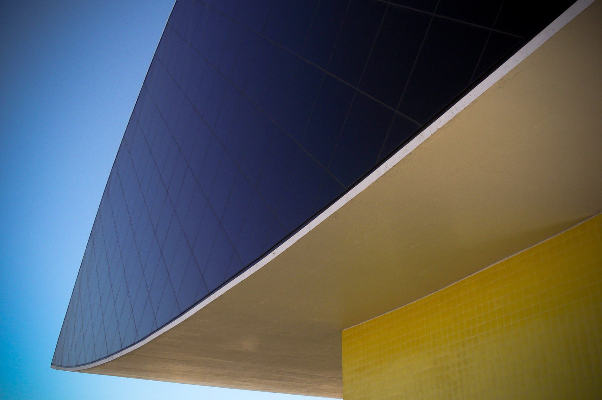 building exterior, office, Oscar Niemeyer Museum, office building exterior, Paraná, outdoors, Curitiba, reflection, building, angle, architecture, pattern, HD Wallpaper