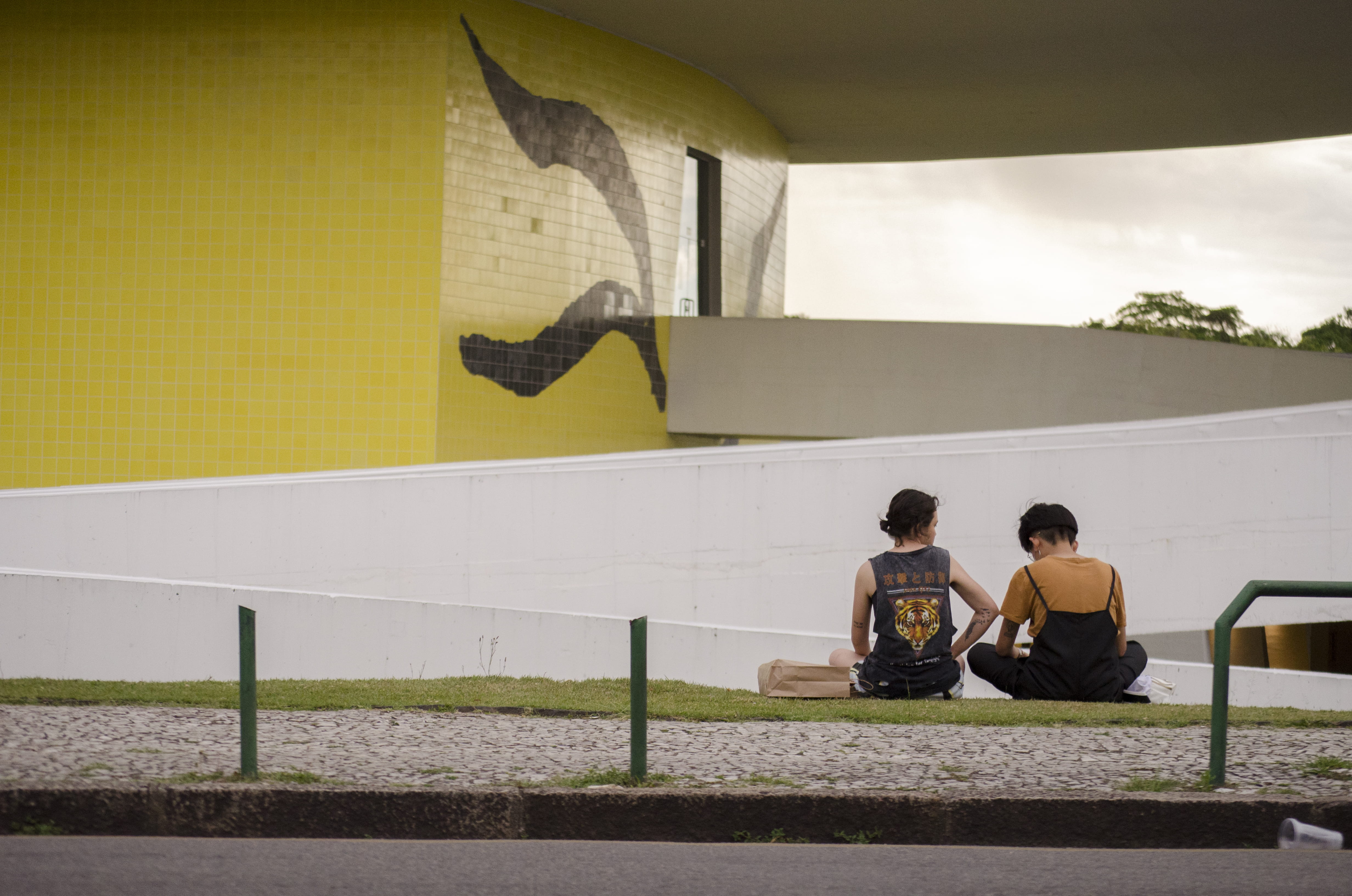 built structure, two people, men, museu oscar niemeyer, day, building exterior, 4K, nature, togetherness, casual clothing, lifestyles, brasil, leisure activity, HD Wallpaper