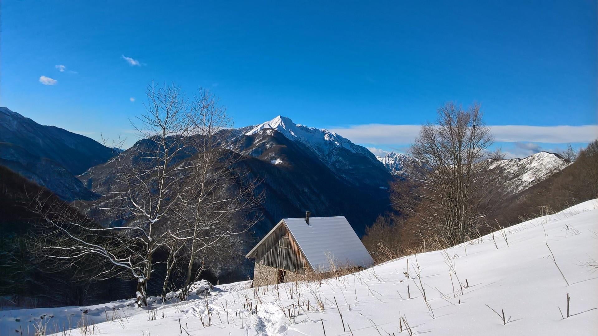 beauty in nature, tranquil scene, lodge, blue, winter, environment, mountain, view, mountains, mountain range, europe, tranquility, julian prealps, peak, HD Wallpaper