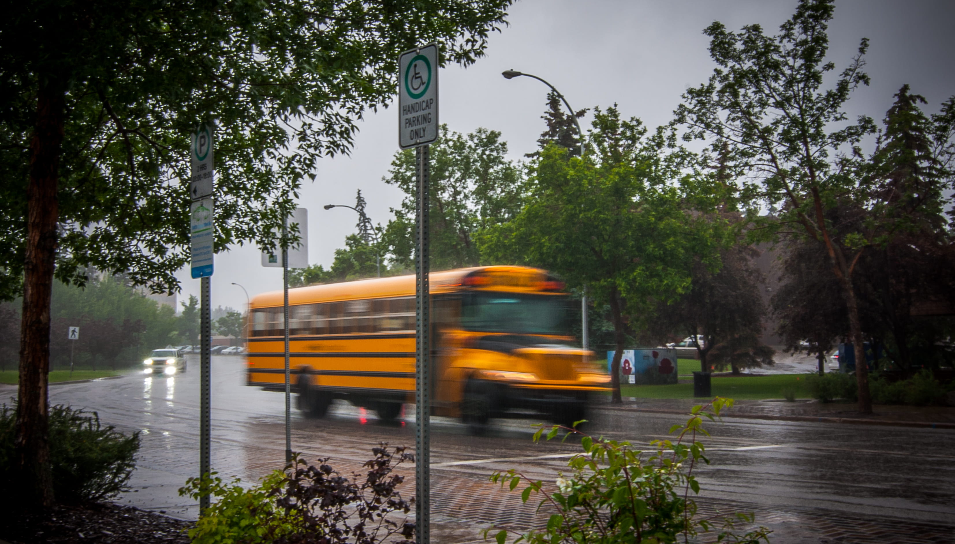 land vehicle, outdoors, incidental people, street, on the move, blurred motion, speed, school bus, city, water, nature, mode of transportation, sky, rainy season, HD Wallpaper