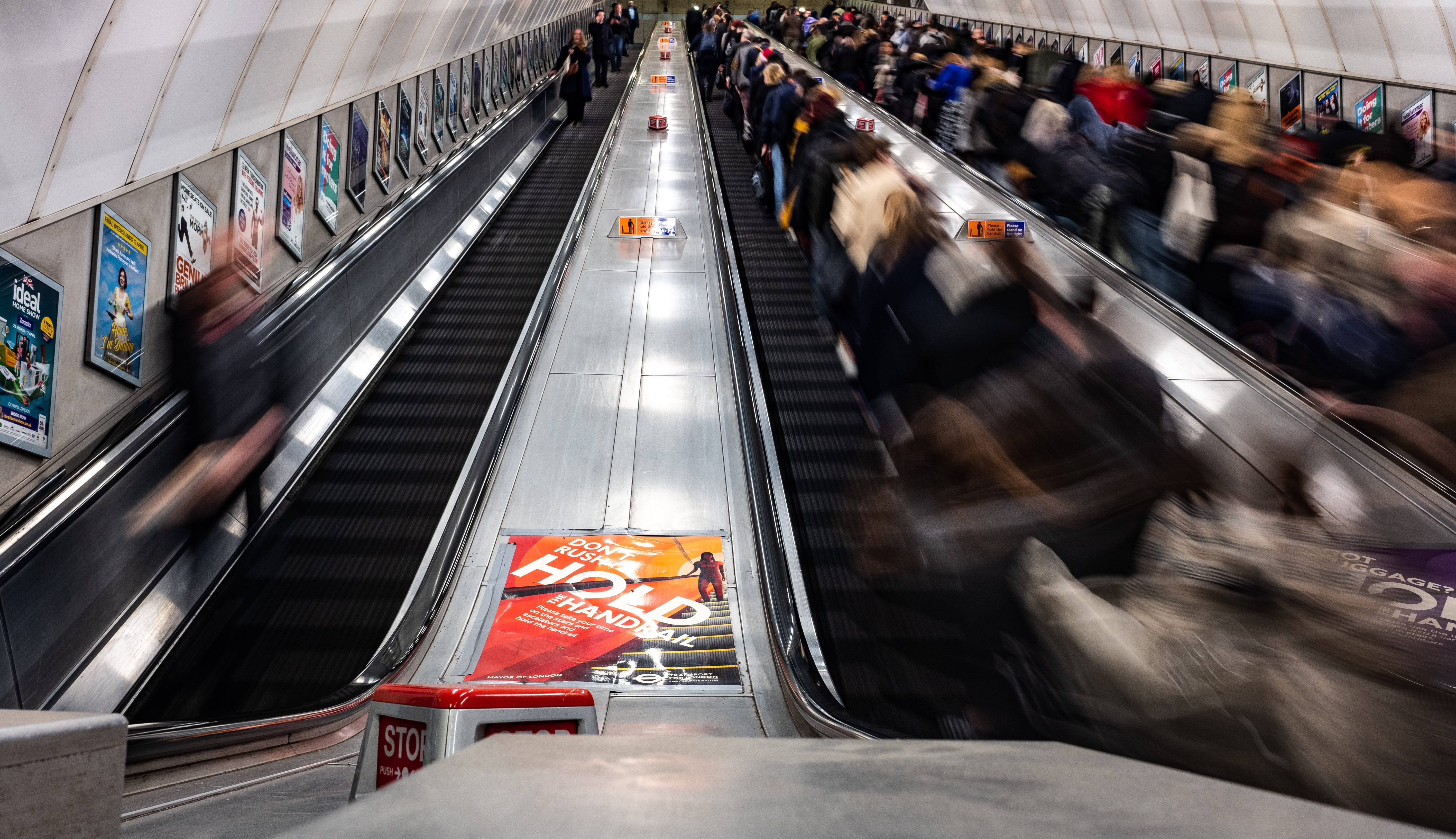 5K, transportation, real people, crowd, terminal, vehicle, speed, subway, airport terminal, black, banister, airport, staircase, blurred motion, architecture, HD Wallpaper