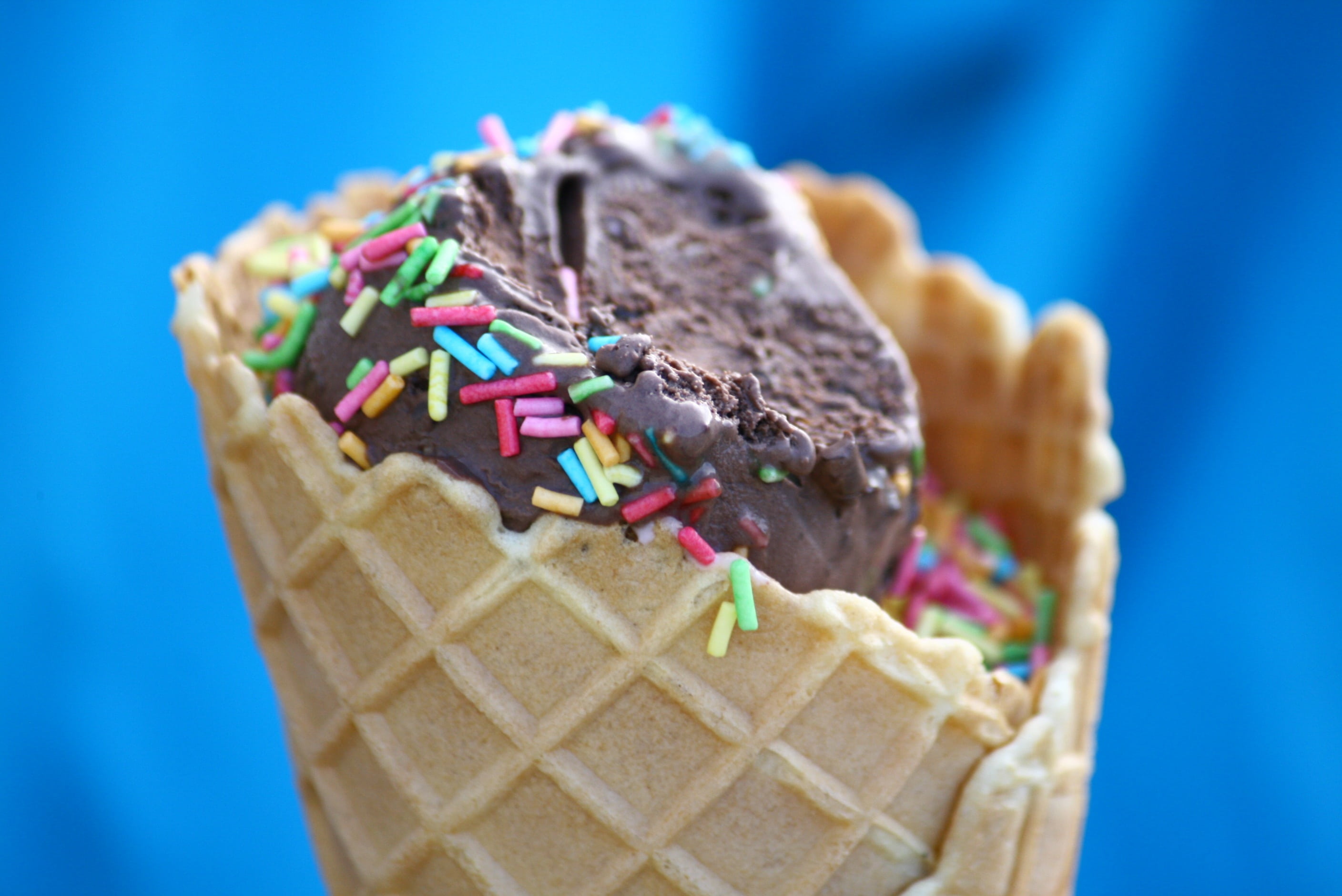 blue background, chocolate, studio shot, food, dessert, summer, cake, blue, indoors, sweet food, cream, colored background, temptation, multi colored, candy, HD Wallpaper