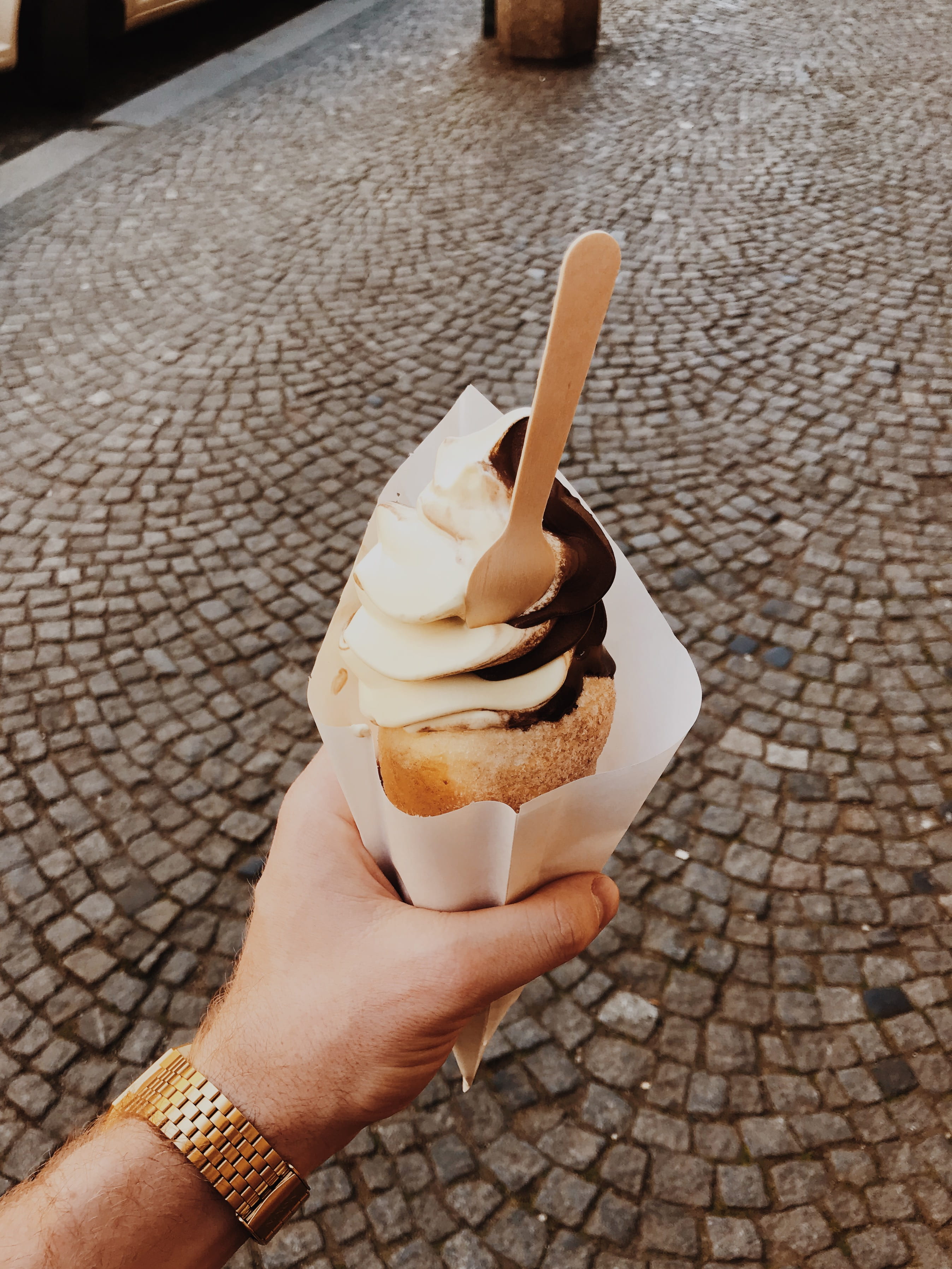 real people, take out food, sweet, human body part, creamy, indulgence, unhealthy eating, close-up, chocolate, one person, cream, epicure, freshness, cold, Phone HD Wallpaper