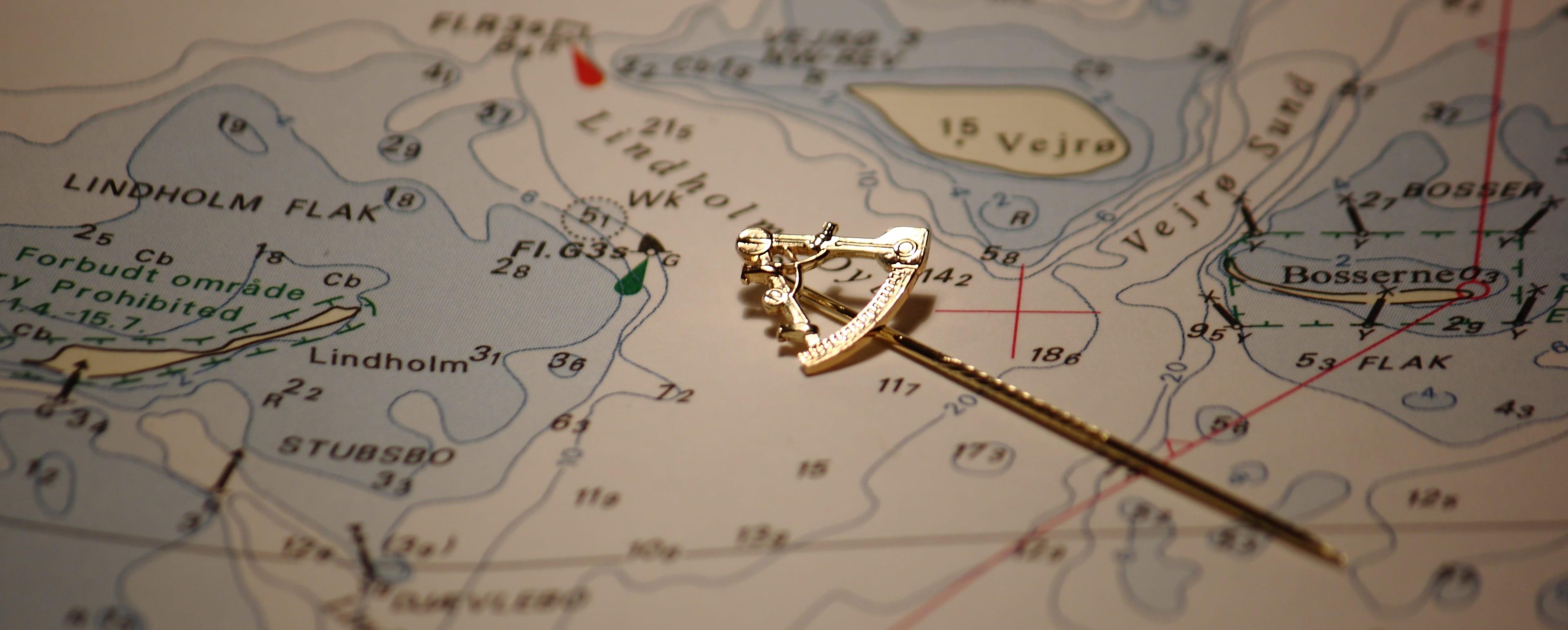 white, sextant, 2K, still life, selective focus, maritim, chart, no people, exploration, text, studio shot, colored, direction, hair, communication, world map, HD Wallpaper