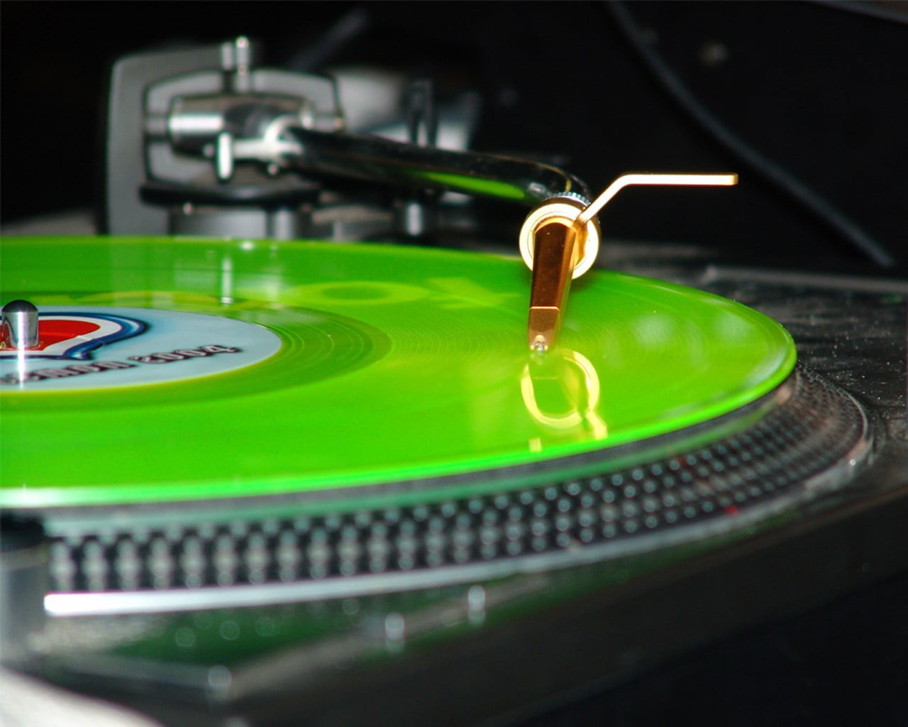 record, sound, selective focus, black, spinning, arts culture and entertainment, club Dj, turntable, The tonearm, no People, dance And Electronic, green color, HD Wallpaper