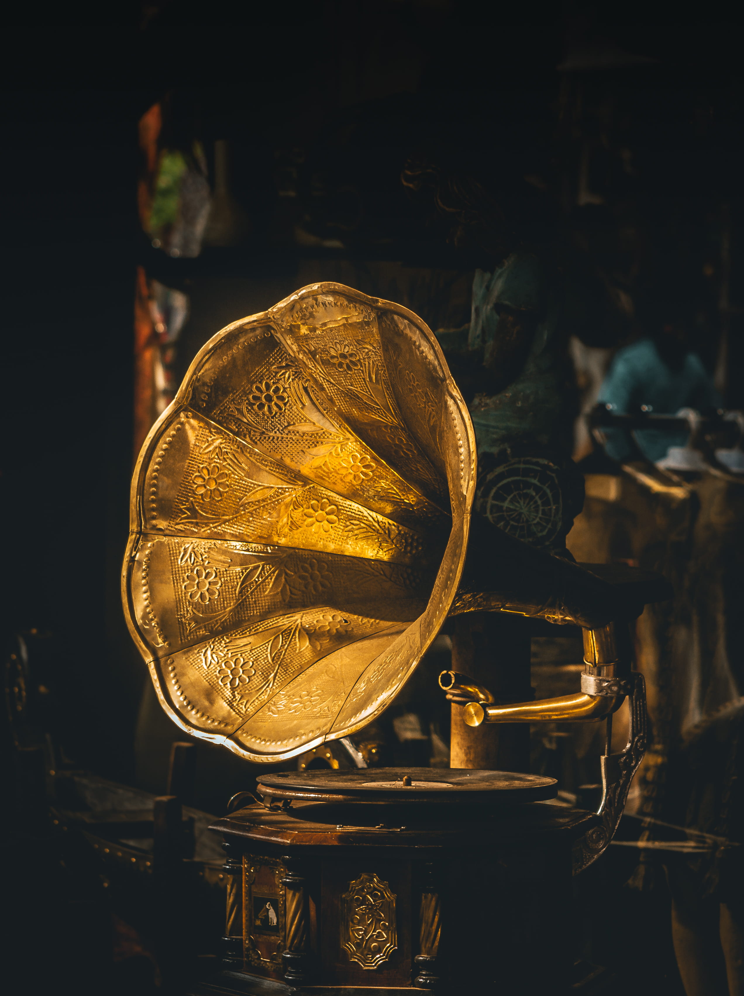 metal, indoors, closeup, still life, food and drink, antique, gramophone, large group of objects, photo, directly above, copper, gold colored, nature, close-up, Phone HD Wallpaper