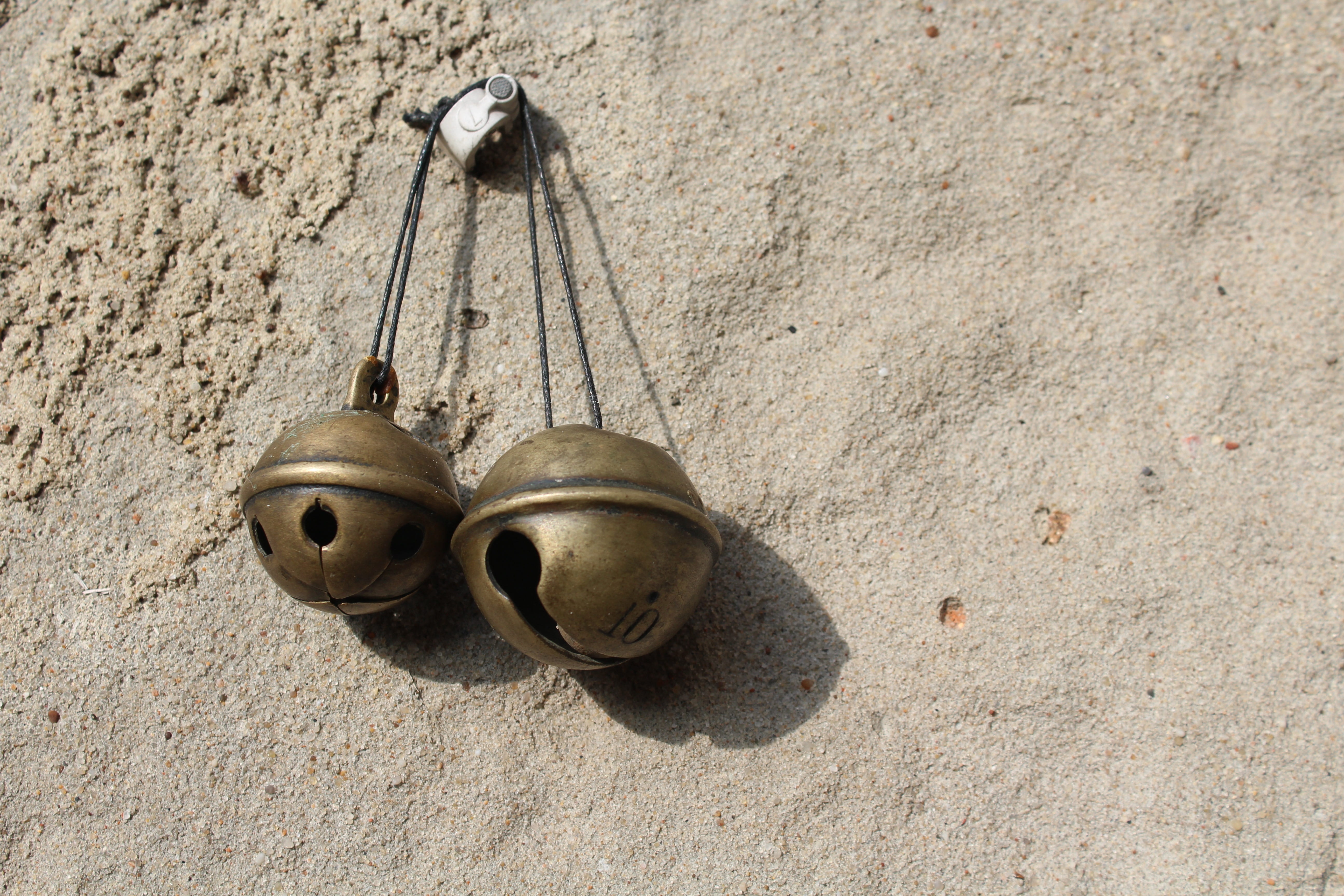 high angle view, shadow, 5K, primitive ringtones, janczar, day, no people, built structure, architecture, bell, ringtone, still life, wall, metal, two objects, HD Wallpaper