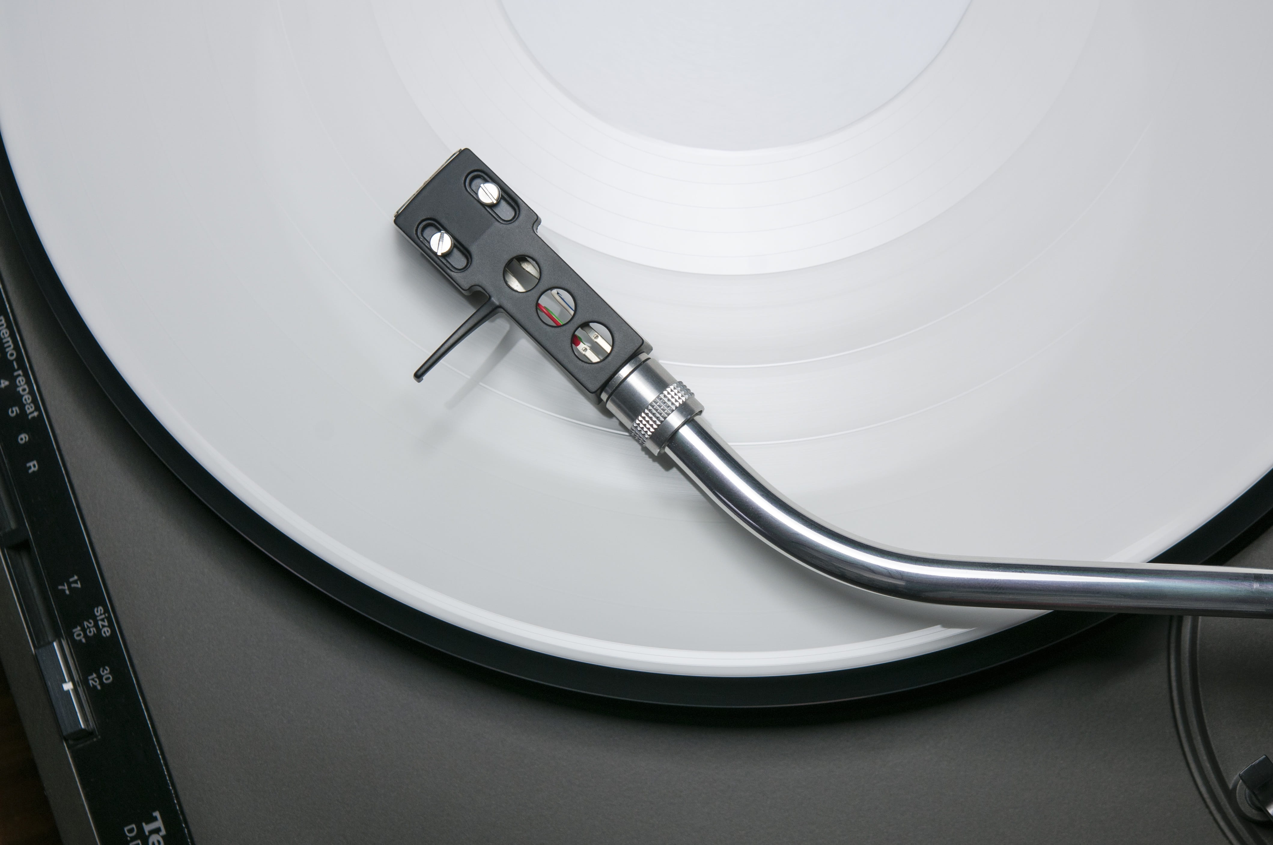 music, gray, shiny, power supply, vinyl, close-up, silver colored, lp, 4K, record, connection, no people, cable, listening, album, single object, arts culture and entertainment, HD Wallpaper