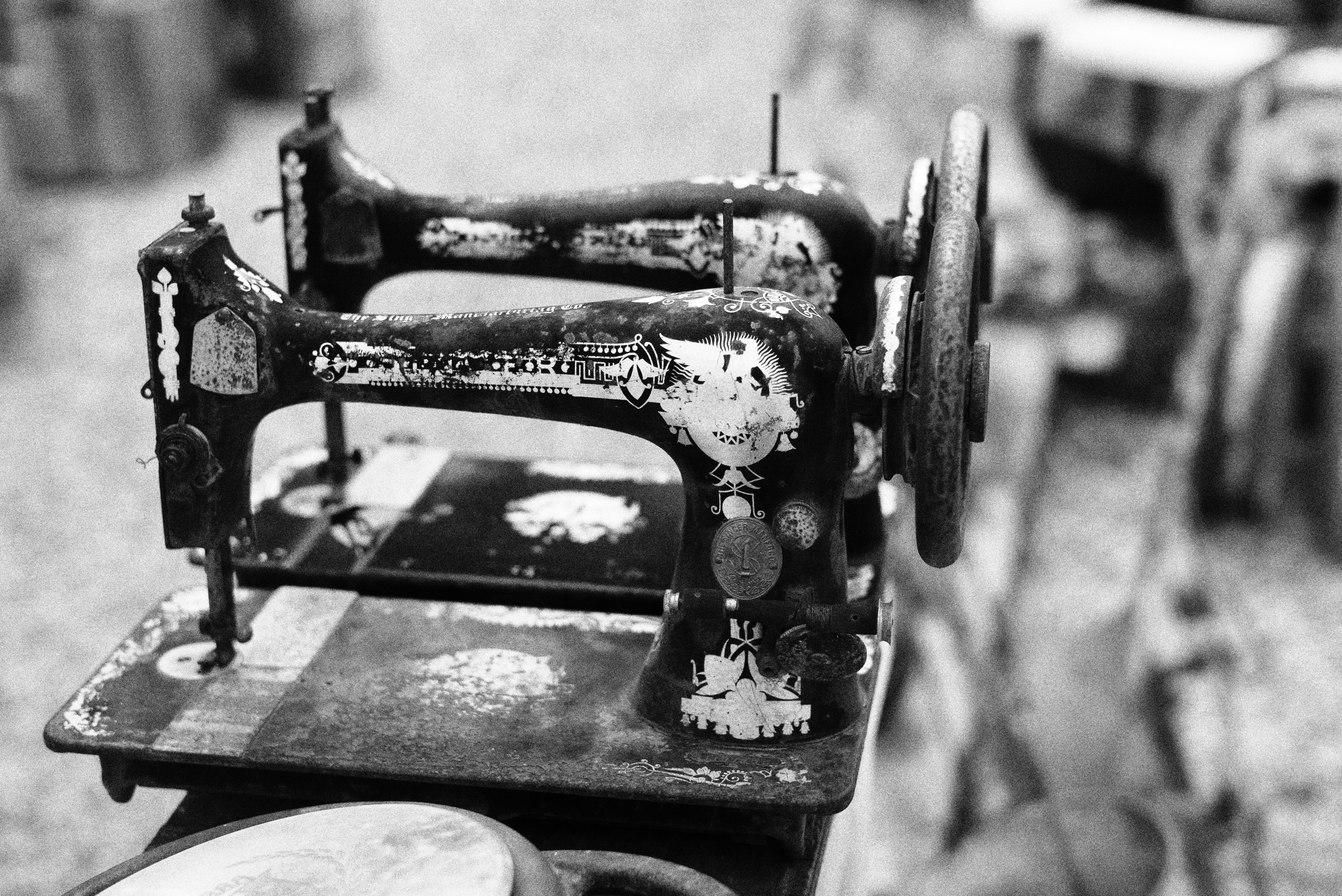 grayscale, obsolete, mode of transportation, transportation, bandw, outdoors, metal, antique object, close-up, abandoned, singer sewing machine, sewing machine, HD Wallpaper
