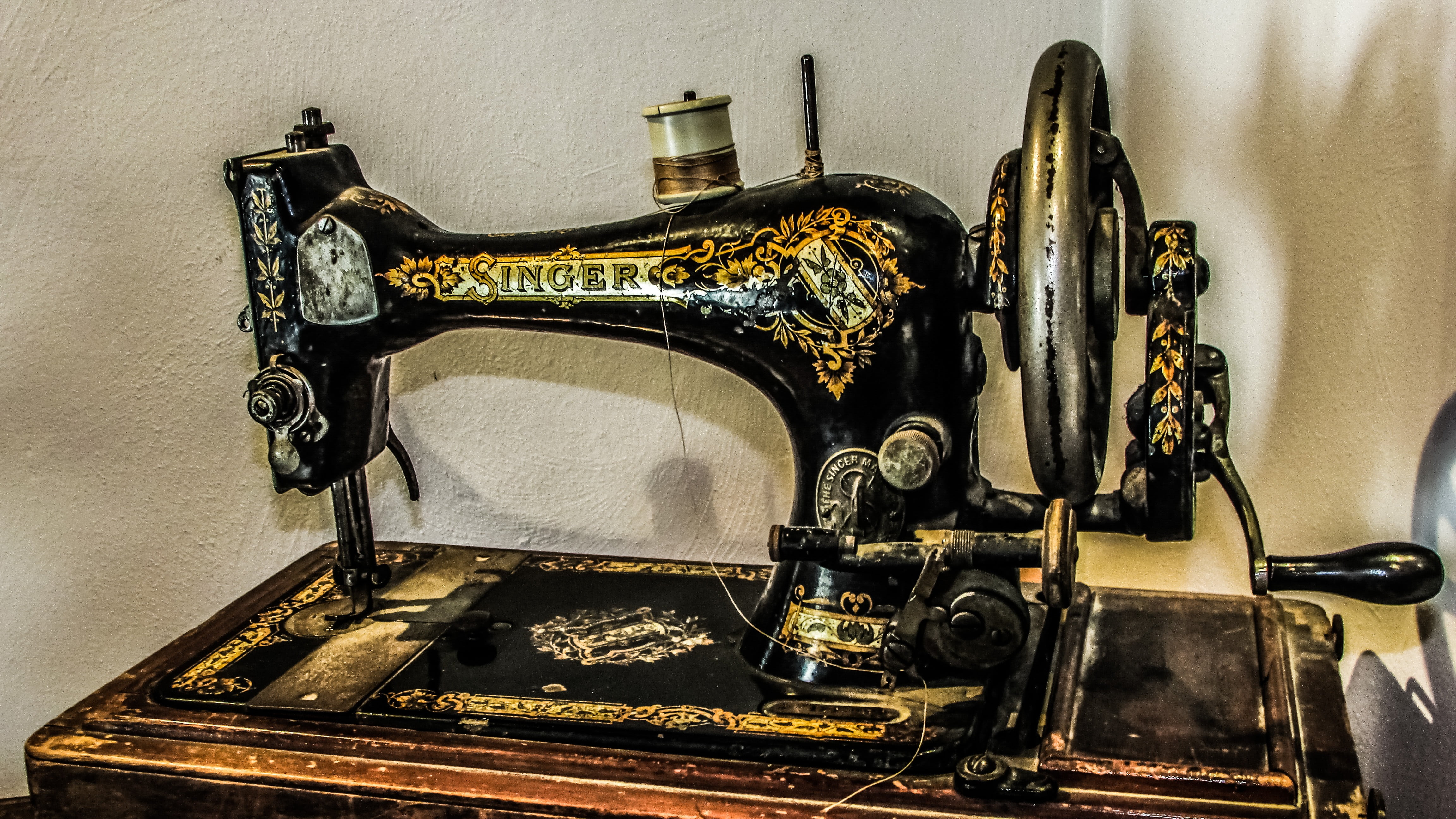 4K, floral, vintage, close-up, machine, equipment, retro styled, retro, arts culture and entertainment, musical equipment, machinery, black, no people, HD Wallpaper