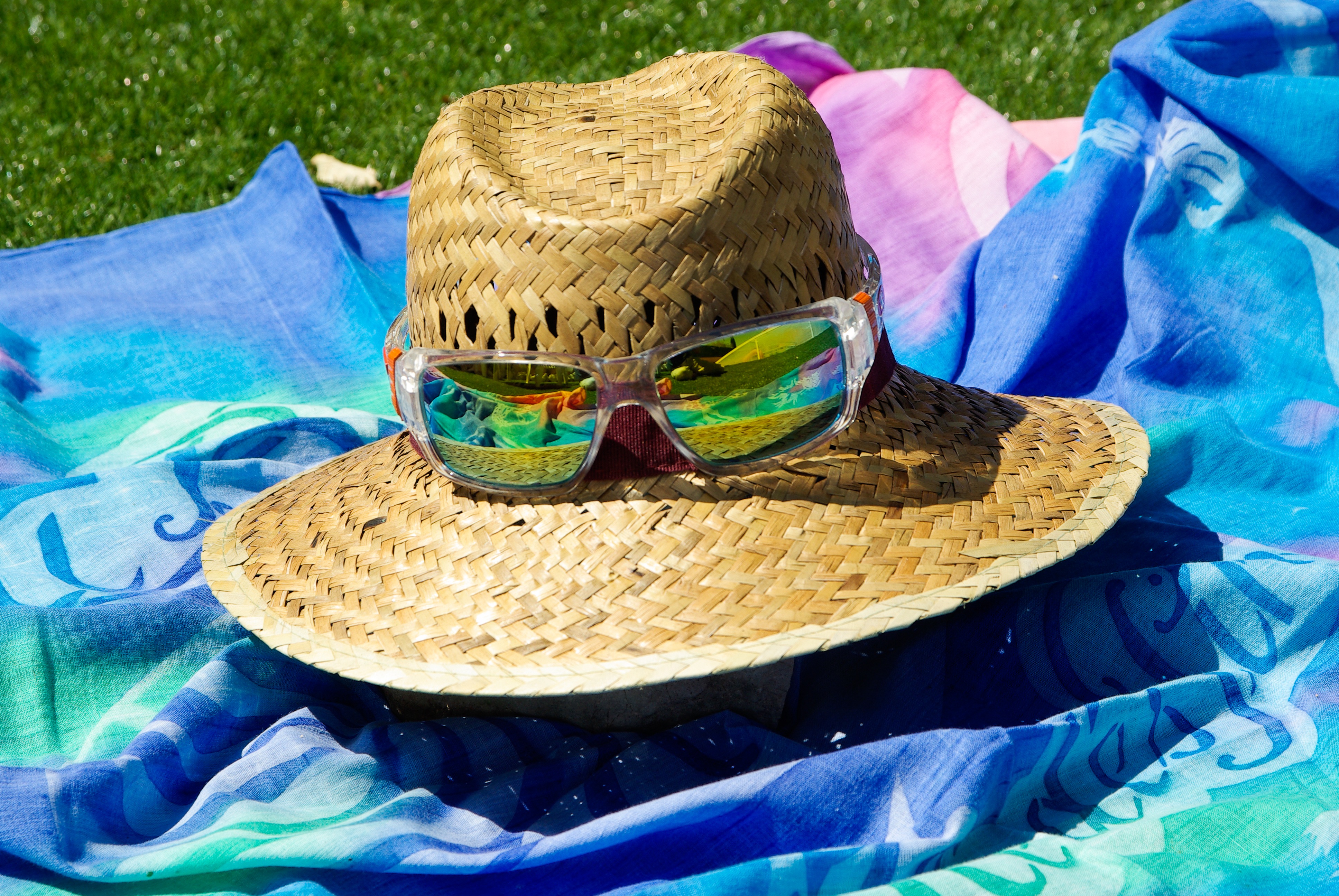 close-up, towel, basket, wicker, straw hat, high angle view, 4K, sack, hat, clothing, nature, blue, outdoors, textile, container, day, no people, green color, HD Wallpaper
