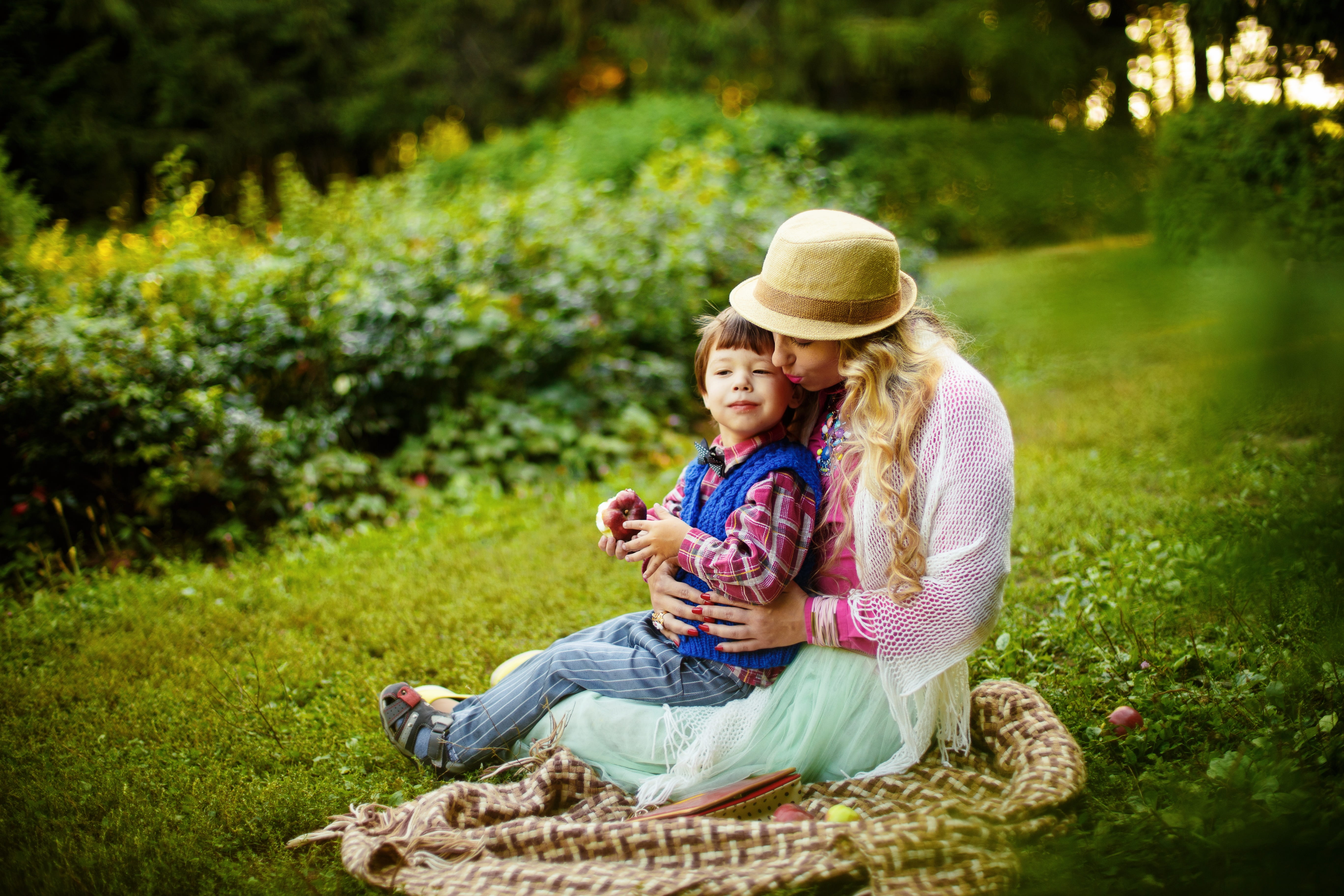 5K, heterosexual couple, forest, boy, focus, small child, woman, sitting, females, outdoors, smiling, togetherness, bonding, son, park, couple - relationship, HD Wallpaper