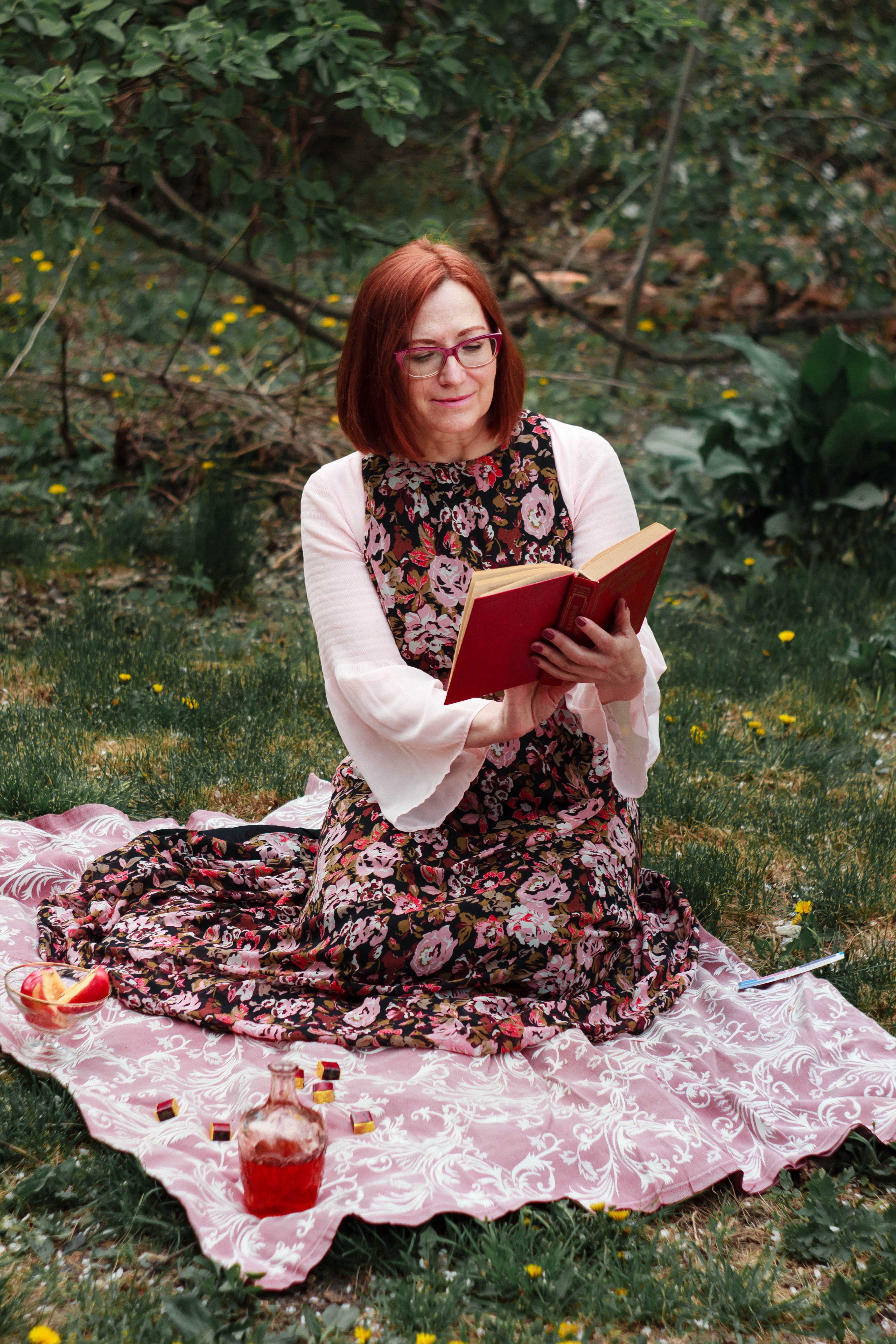 apron, nature, book, adult, lifestyles, real people, drink, sitting, reading, moldova, park, leisure activity, front view, woman, happiness, young women, Phone HD Wallpaper