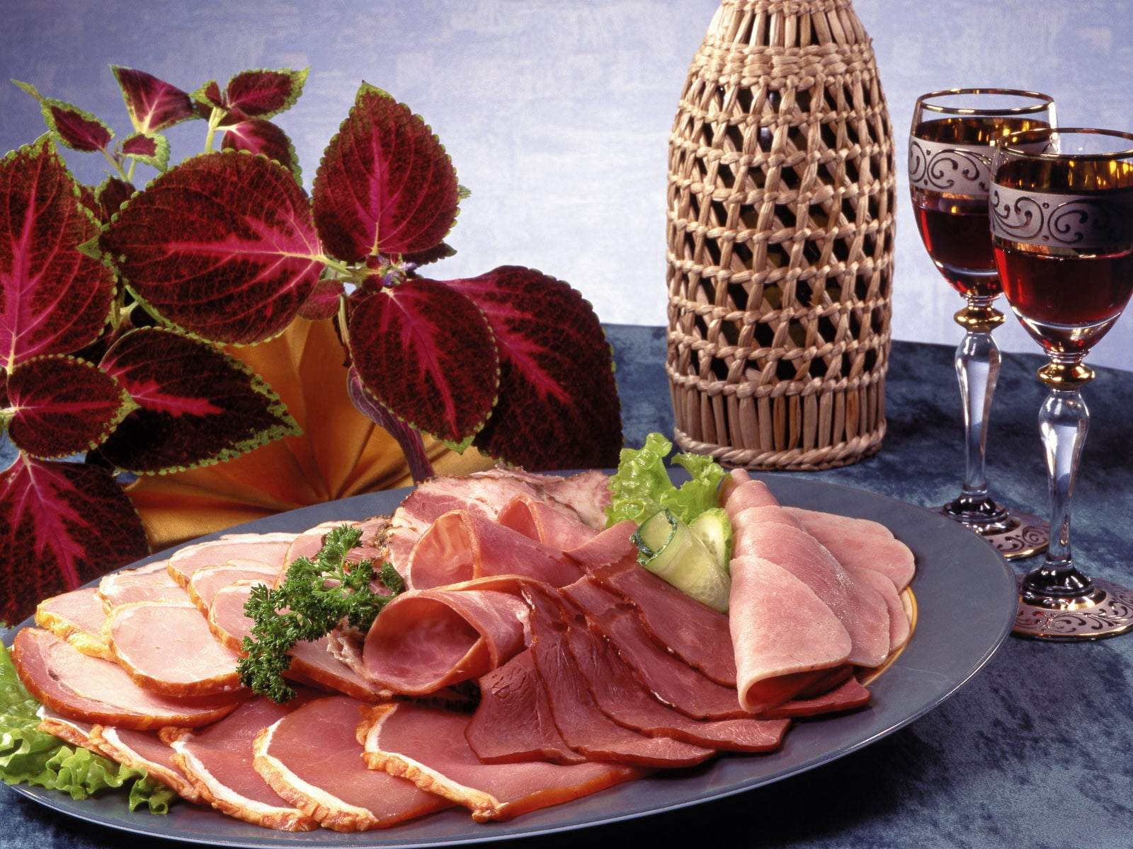 meat, healthy eating, crockery, indoors, no people, freshness, seafood, decanter, wineglass, refreshment, sausage, dinner, table, luxury, food and drink, HD Wallpaper