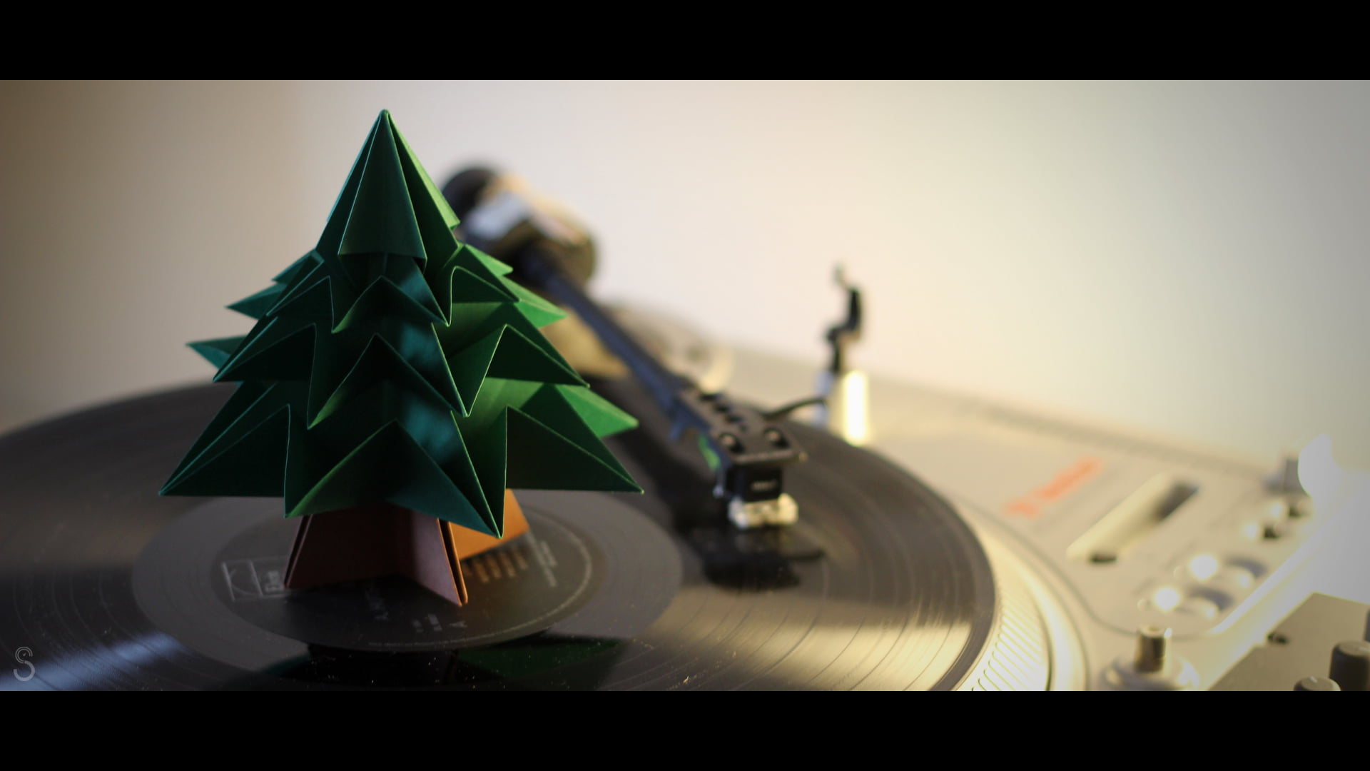 green, musical instrument, party - social event, table, record, event, technology, no people, green color, auto post production filter, tree, 1080P, focus on foreground, HD Wallpaper