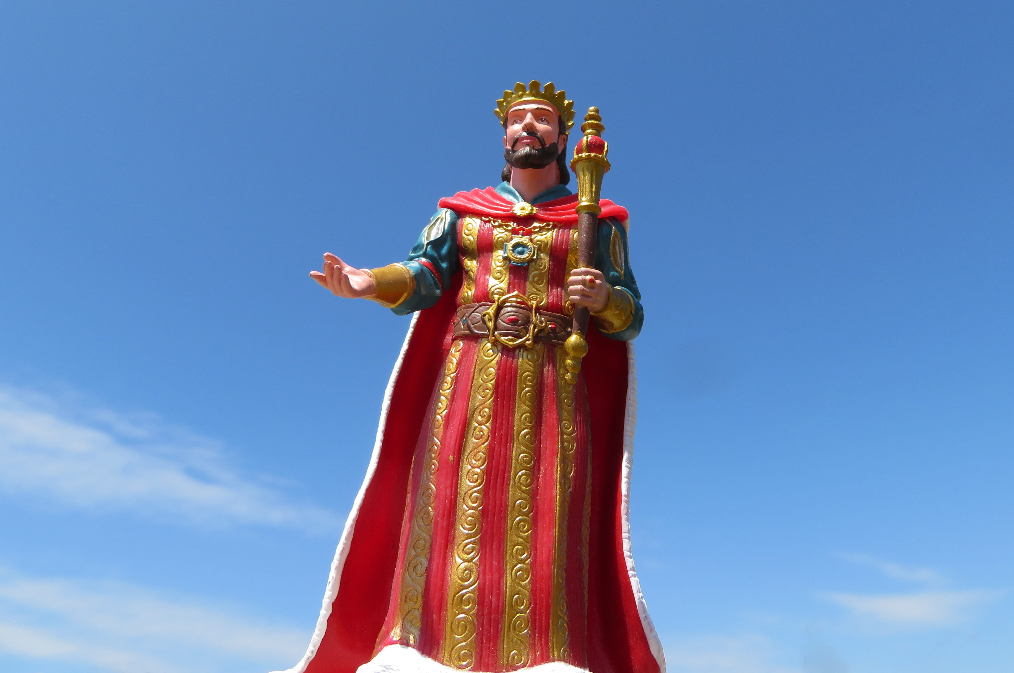 creativity, imperial, kingdom, sculpture, crown, adult, one person, day, heraldic, traditional clothing, ornate, representation, heraldry, human representation, HD Wallpaper
