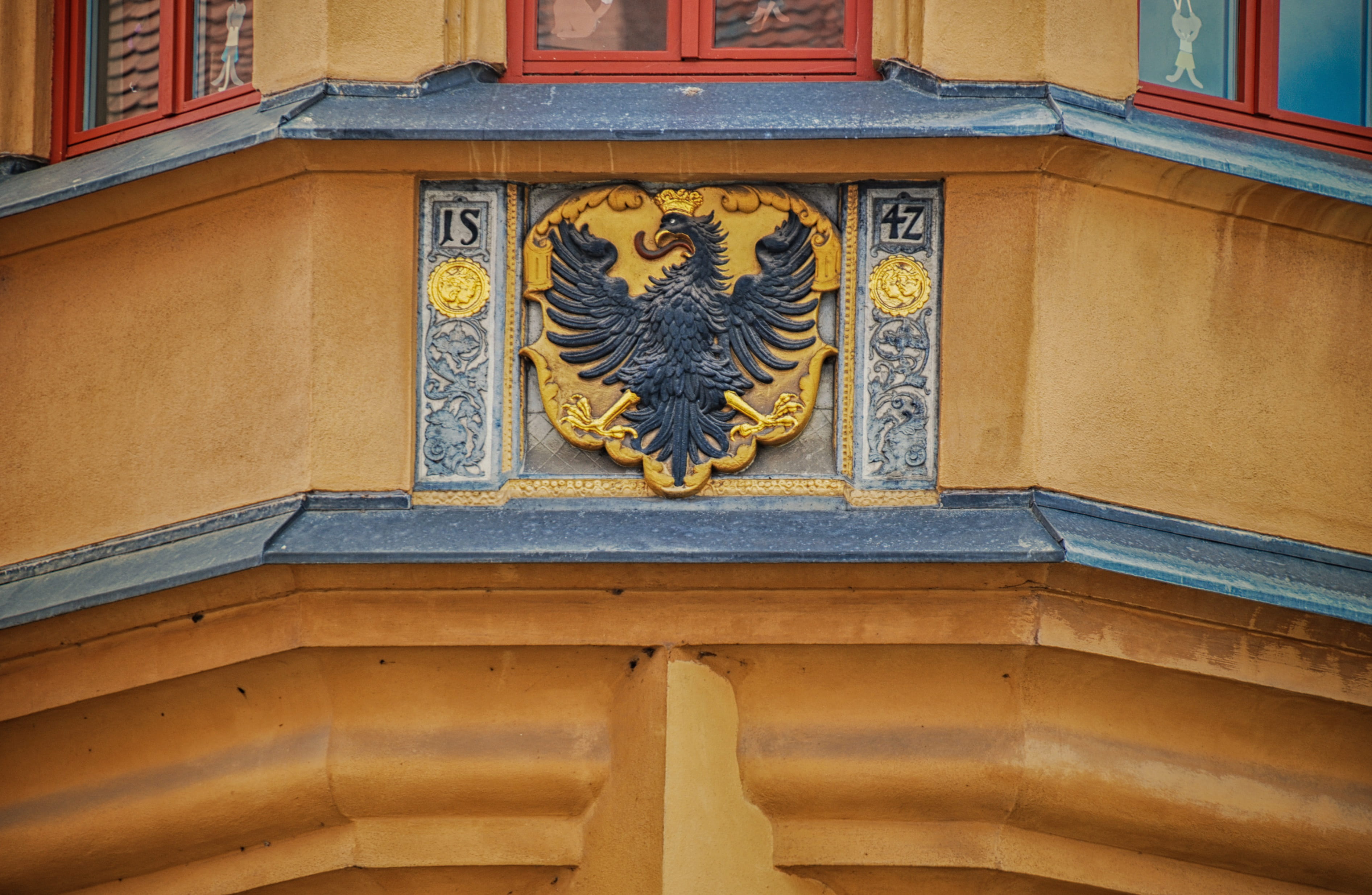 coat of arms, architecture, building exterior, low angle view, religion, 2K, adler, close-up, detail, heraldic, animal representation, the past, ornate, HD Wallpaper