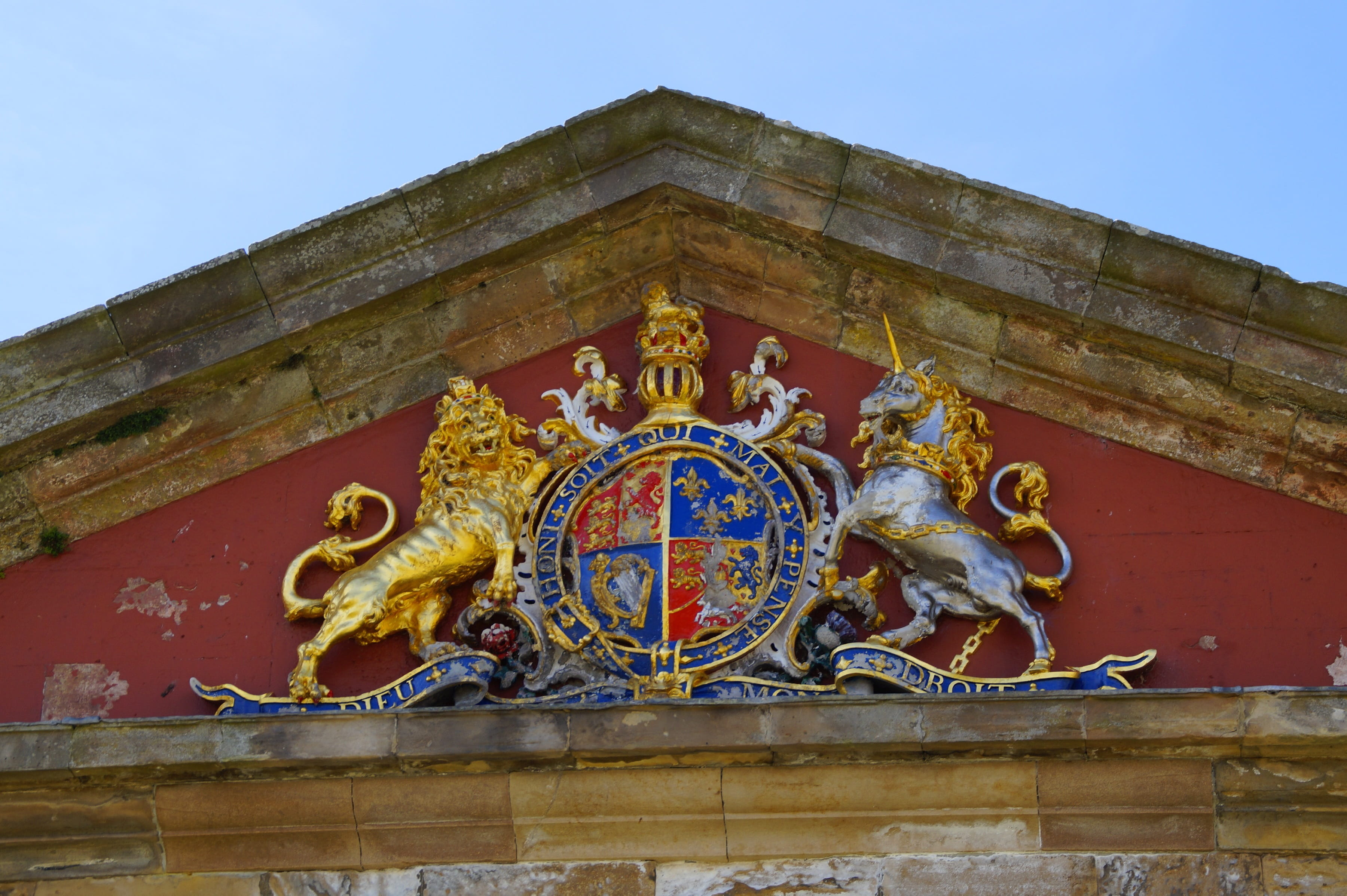 low angle view, built structure, gold, religion, architecture, lion, angel, female likeness, art and craft, sculpture, symbol, heraldic animal, no people, HD Wallpaper