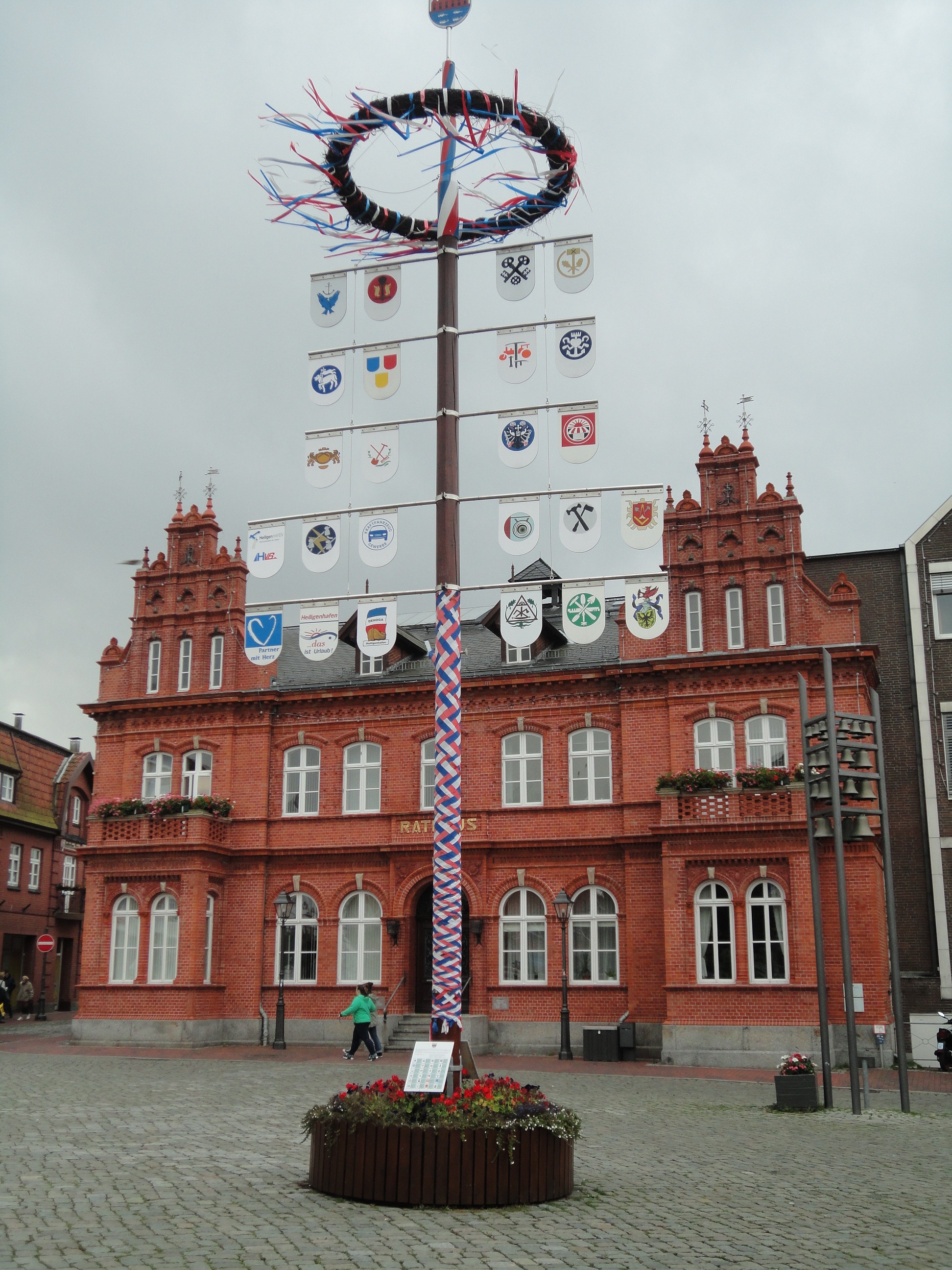 building exterior, architecture, heiligenhafen, 2K, travel destinations, old, north sea, clock, city, decoration, no people, low angle view, town hall, Phone HD Wallpaper