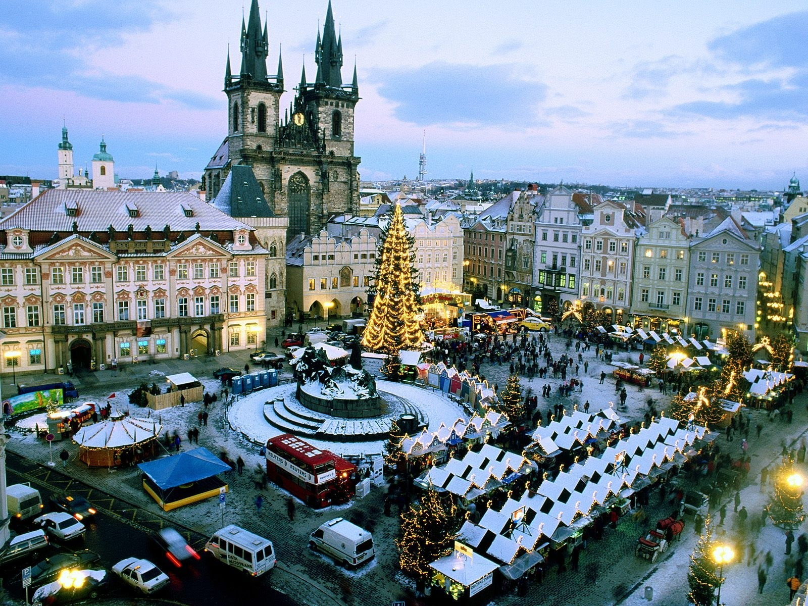 tree, high angle view, architecture, cloud - sky, nature, 720P, Christmas market, building exterior, city, built structure, sky, cityscape, place of worship, HD Wallpaper