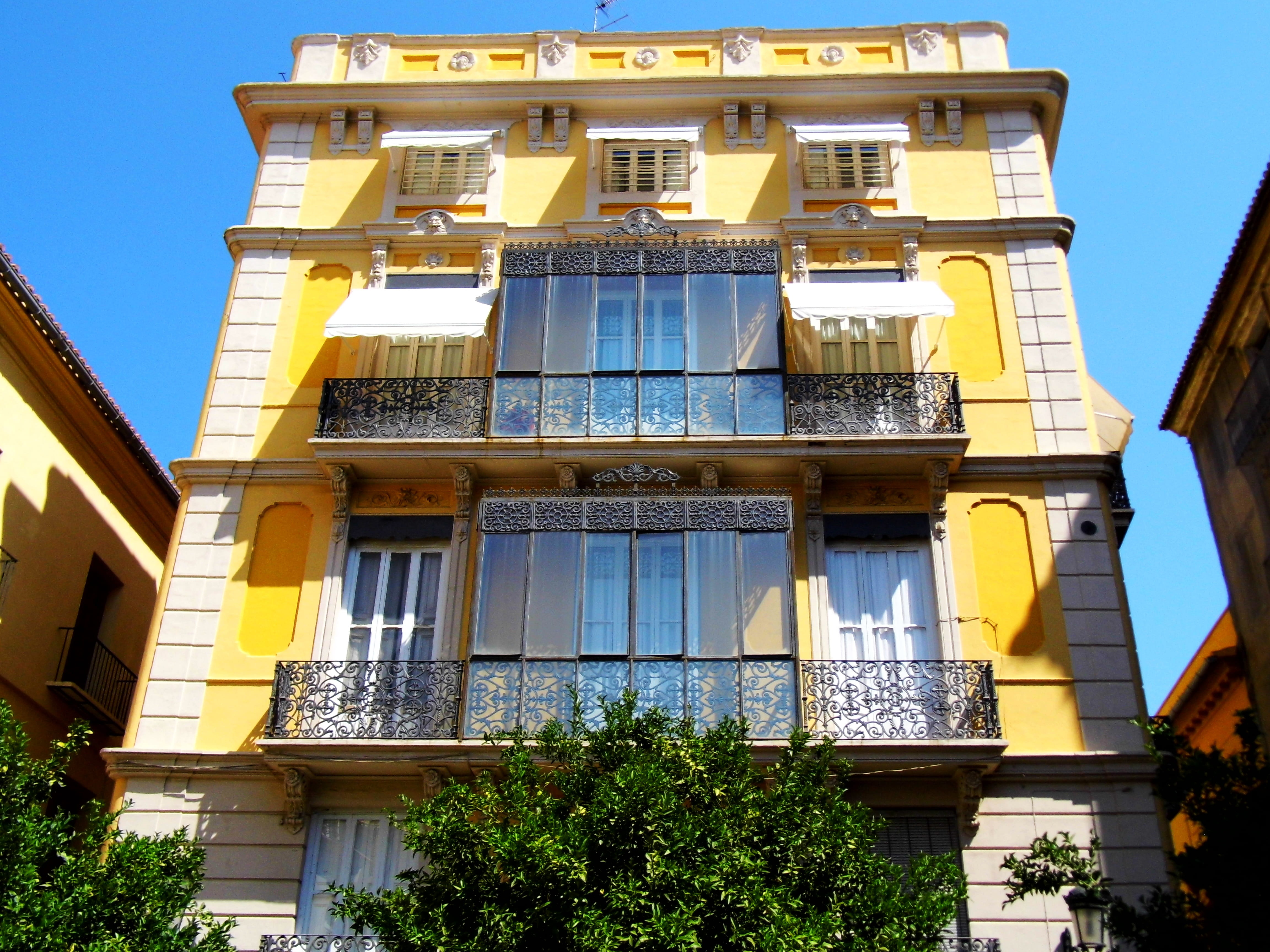 balcony, day, city, plant, yellow, window, tree, casa antigua, residential district, 4K, sky, outdoors, apartment, building exterior, architecture, españa, HD Wallpaper