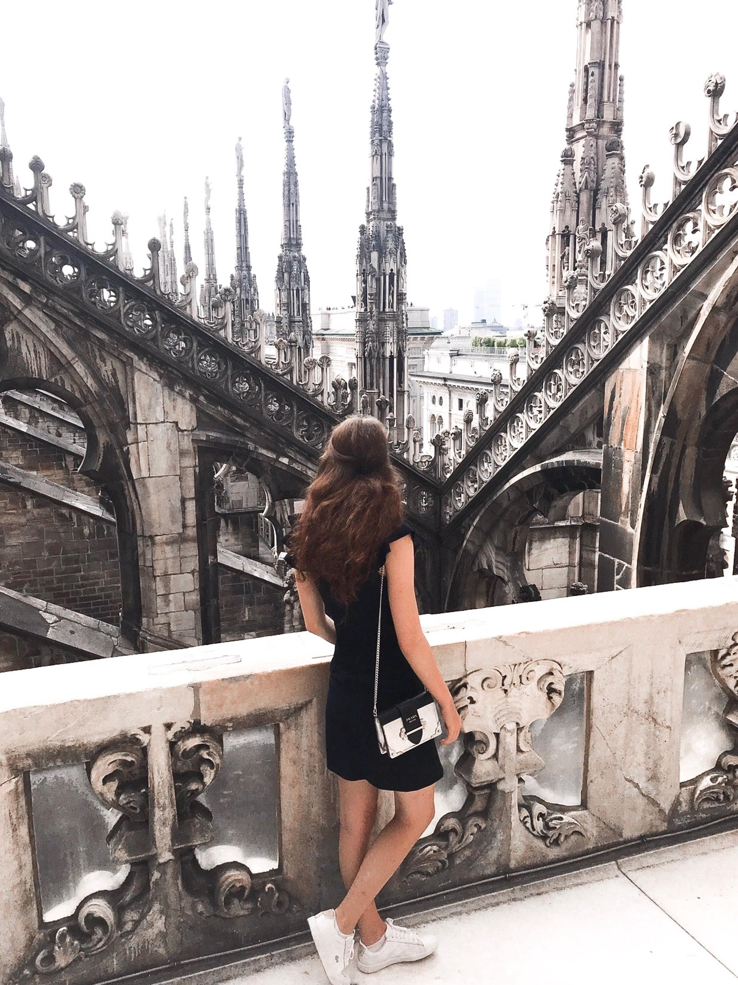 milano, women, rear view, leisure activity, travel, bridge - man made structure, architecture, building, outdoors, full length, tourism, day, city, building exterior, Phone HD Wallpaper