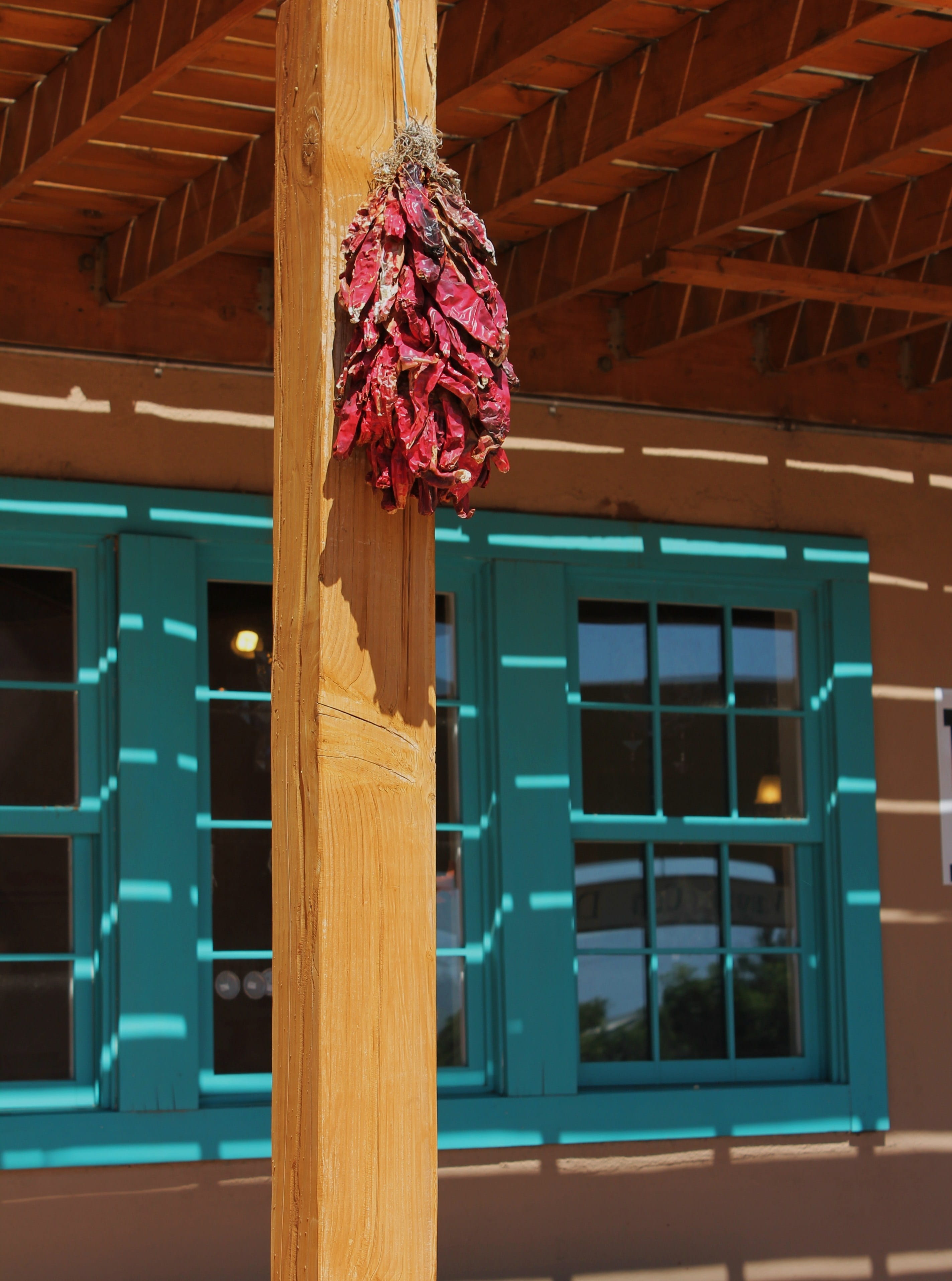 vegetable, dry, flower, albuquerque, spice, red, focus on foreground, dried, old town, hot food, Chili, market, hanging, building, 2K, spanish, chili ristra, Phone HD Wallpaper