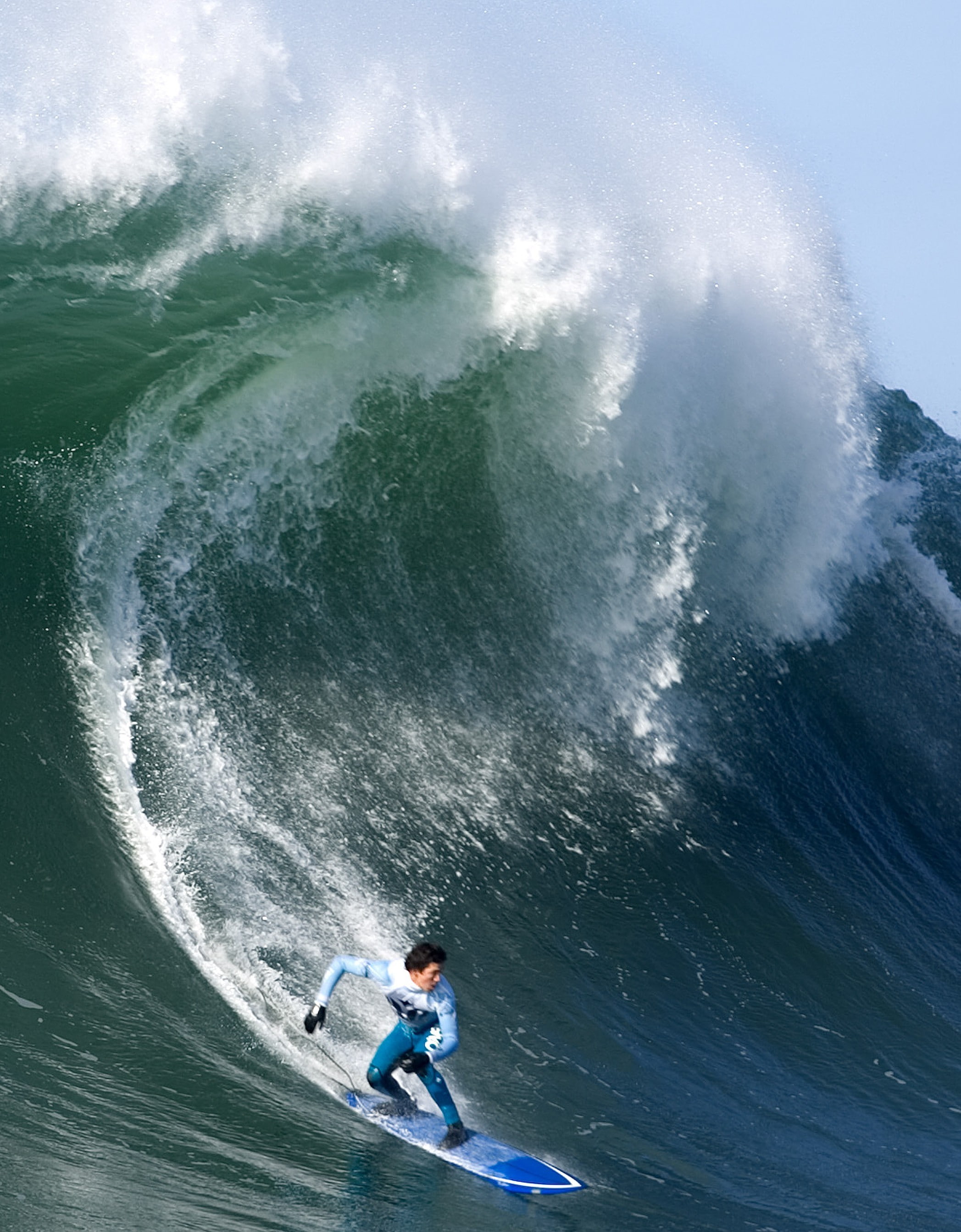 sports equipment, surfboard, lifestyles, real people, sports, one person, men, high angle view, aquatic sport, sport, sea, wave, motion, water, nature, Phone HD Wallpaper