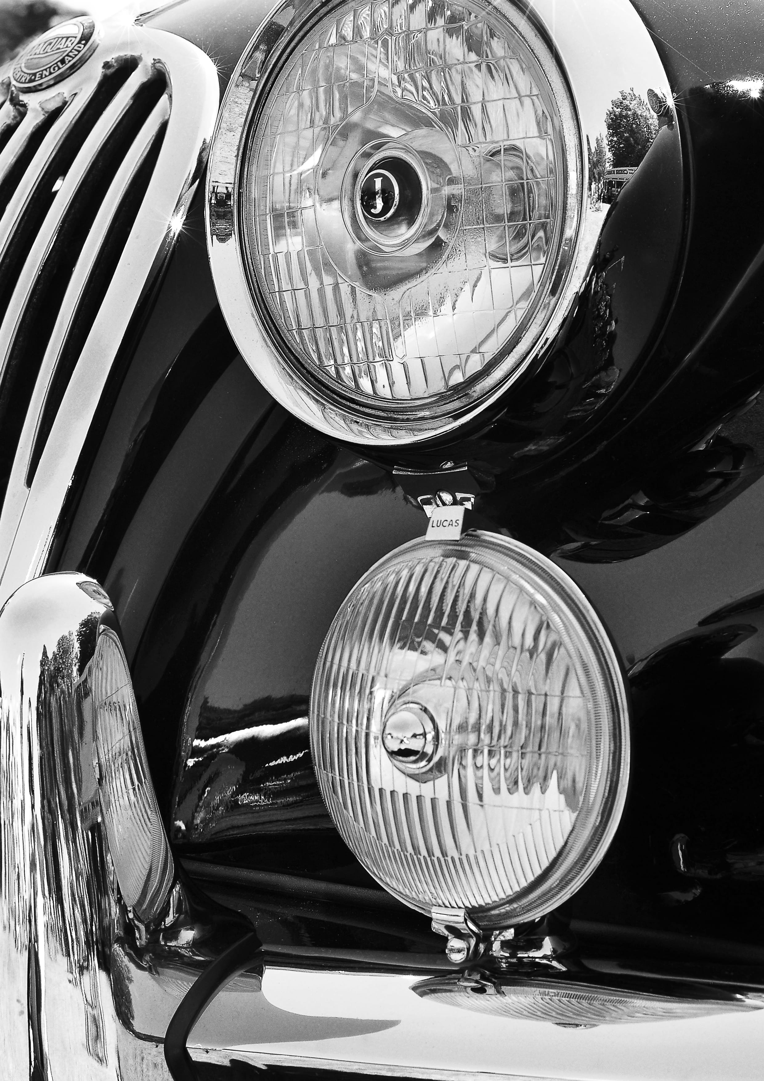 vehicle part, classic car, car, stationary, land vehicle, classic, black-and-white, 2K, retro, motorcycle, no people, design, automotive, monochrome, indoors, Phone HD Wallpaper