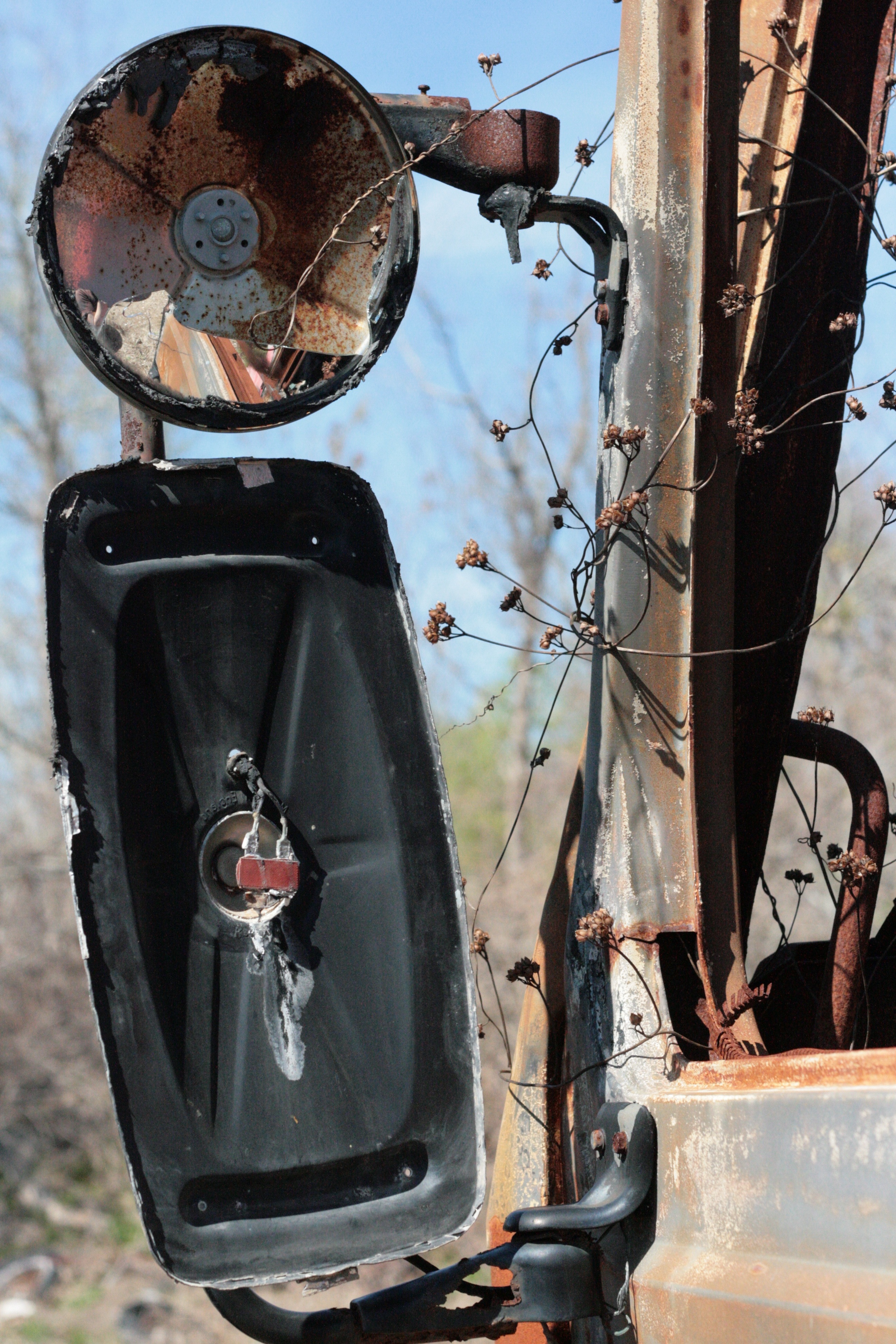 architecture, rusty, yard, broken, nature, obsolete, land vehicle, damaged, junkyard, truck, day, transportation, mirror, antique, metal, outdoors, retro styled, Phone HD Wallpaper